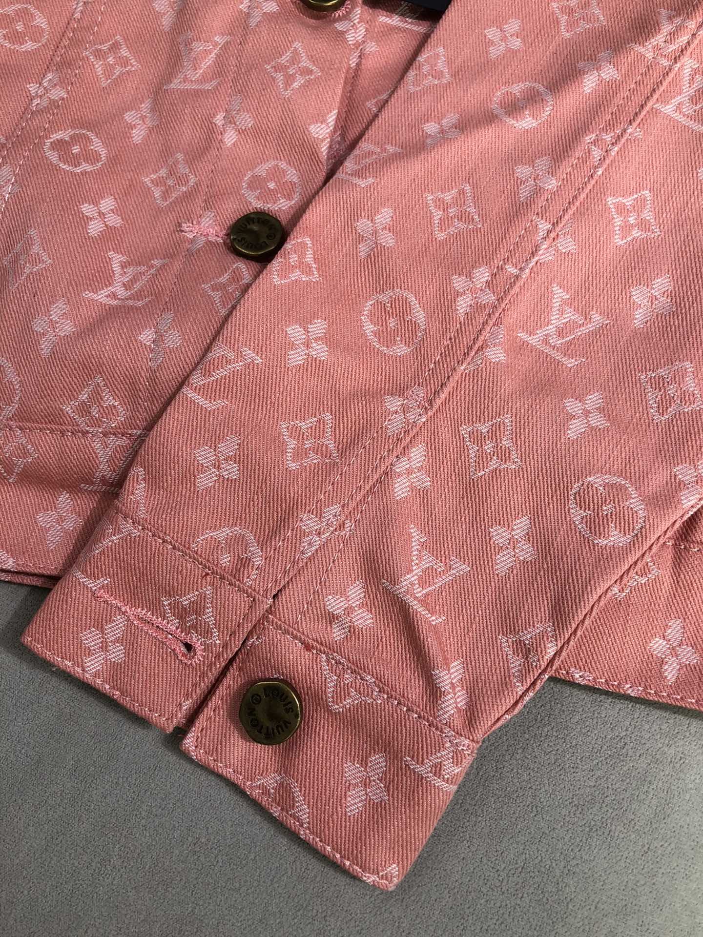 最高品質N品ルイヴィトン Louis Vuitton 半袖Tシャツ 実物の写真 メンズ/レディース スーパーコピー服代引き可能国内発送後払い安全必ず届く信用できるサイト