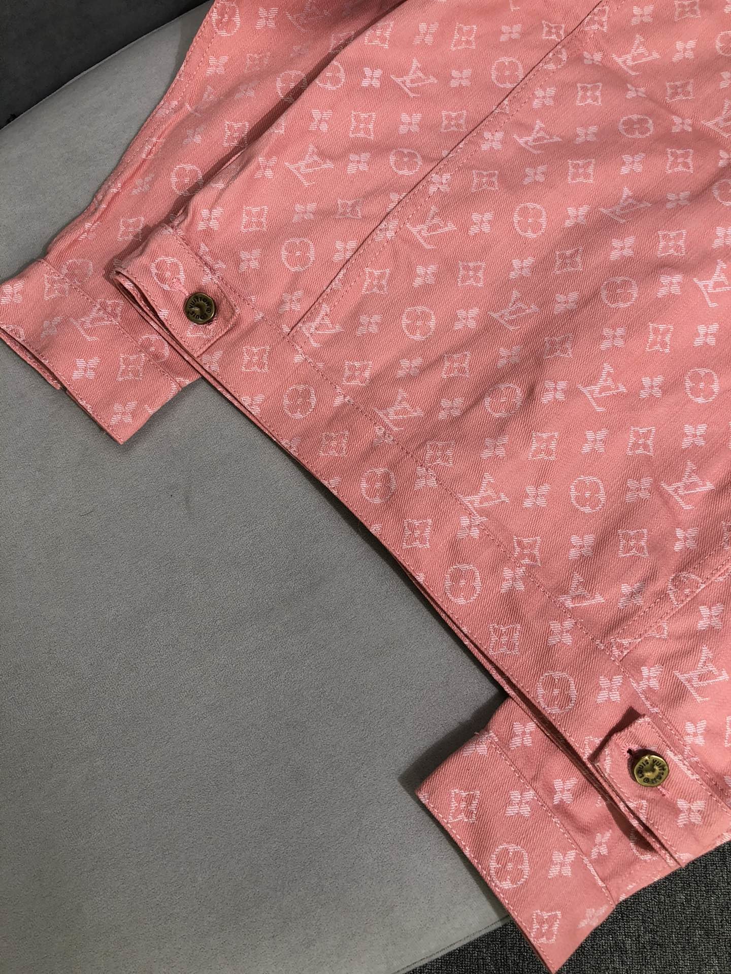 最高品質N品ルイヴィトン Louis Vuitton 半袖Tシャツ 実物の写真 メンズ/レディース スーパーコピー服代引き可能国内発送後払い安全必ず届く信用できるサイト