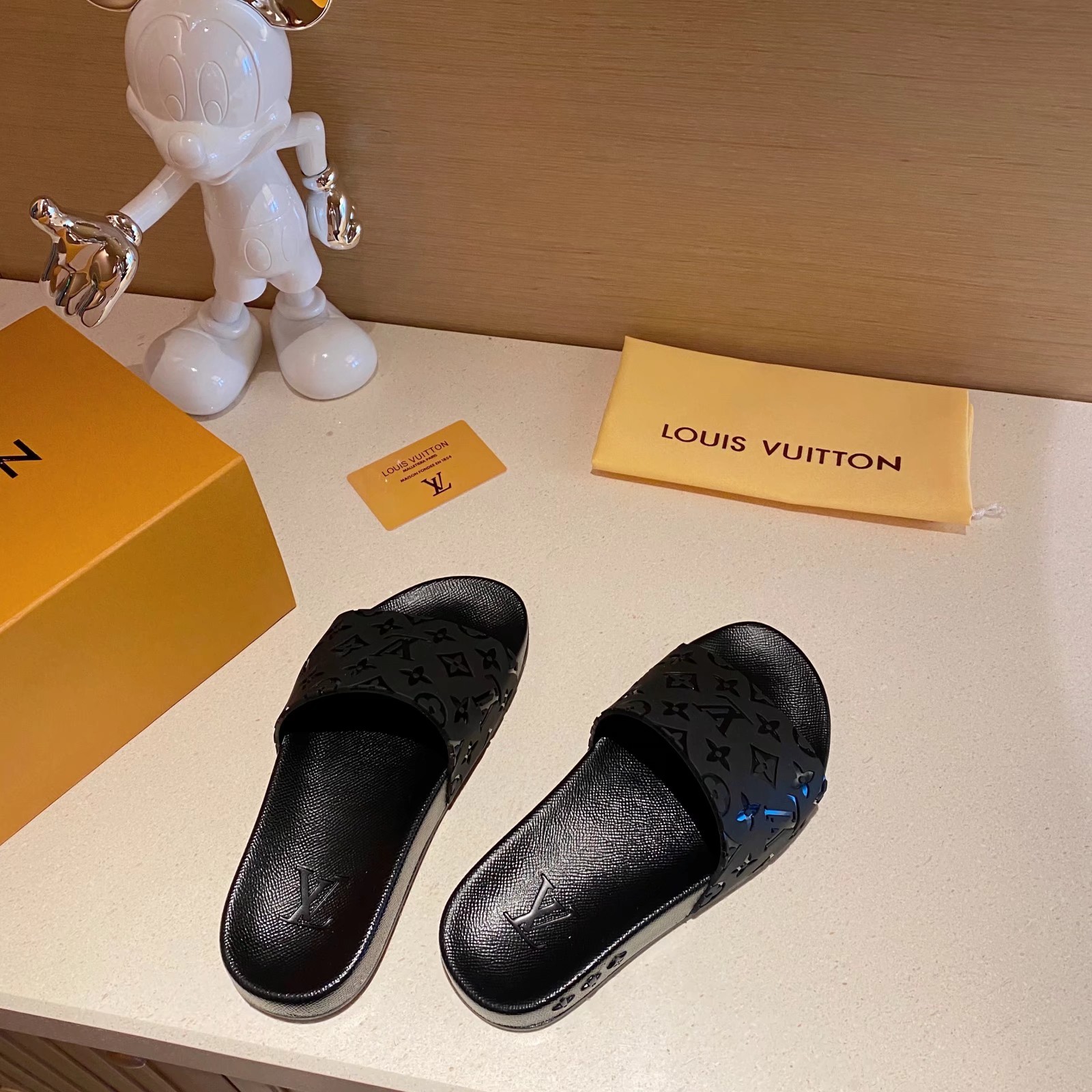 上質 大人気 ルイヴィトン Louis Vuitton サンダル メンズ 実物の写真 N品スーパーコピー代引き可能国内発送後払い安全必ず届く信用できるサイト