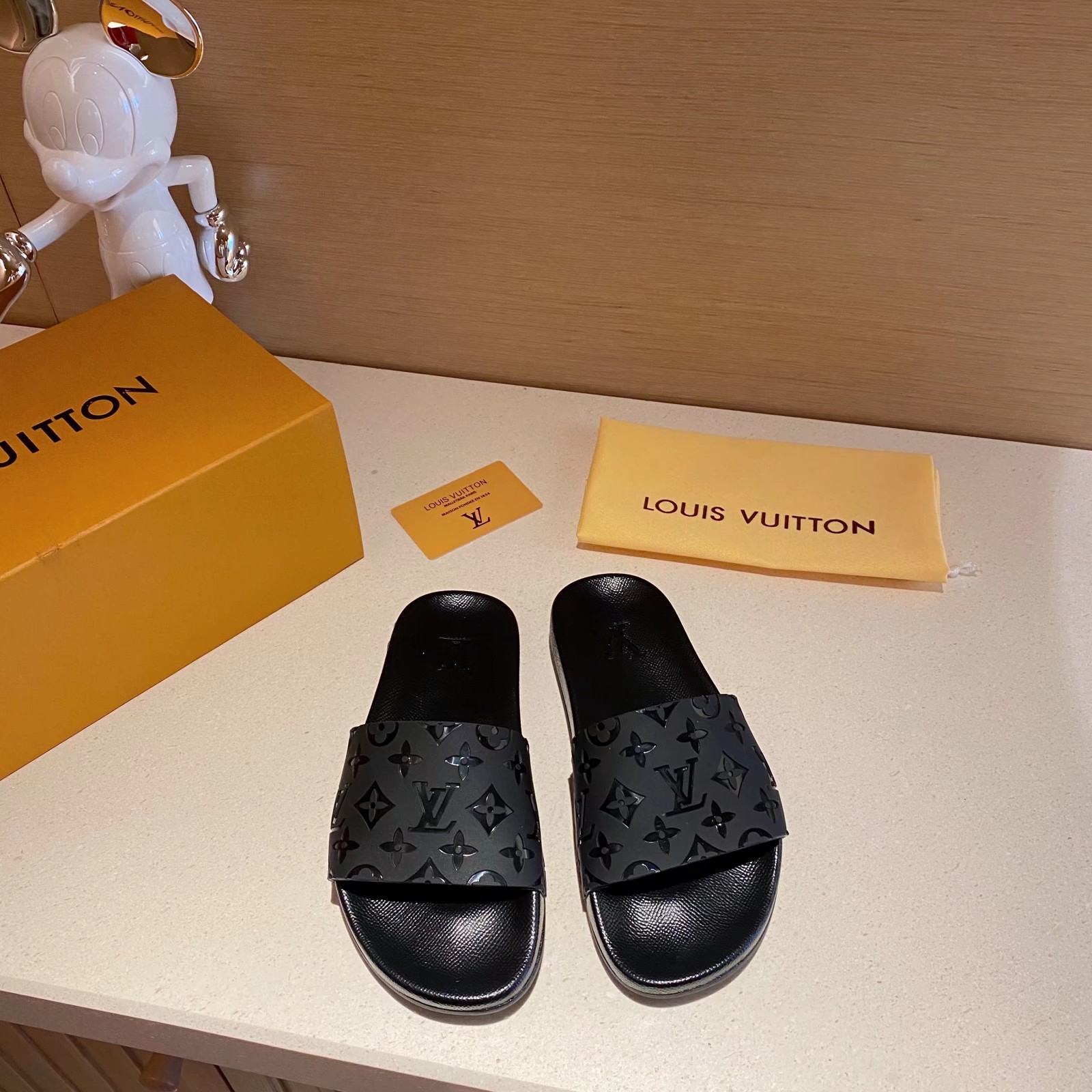 上質 大人気 ルイヴィトン Louis Vuitton サンダル メンズ 実物の写真 N品スーパーコピー代引き可能国内発送後払い安全必ず届く信用できるサイト