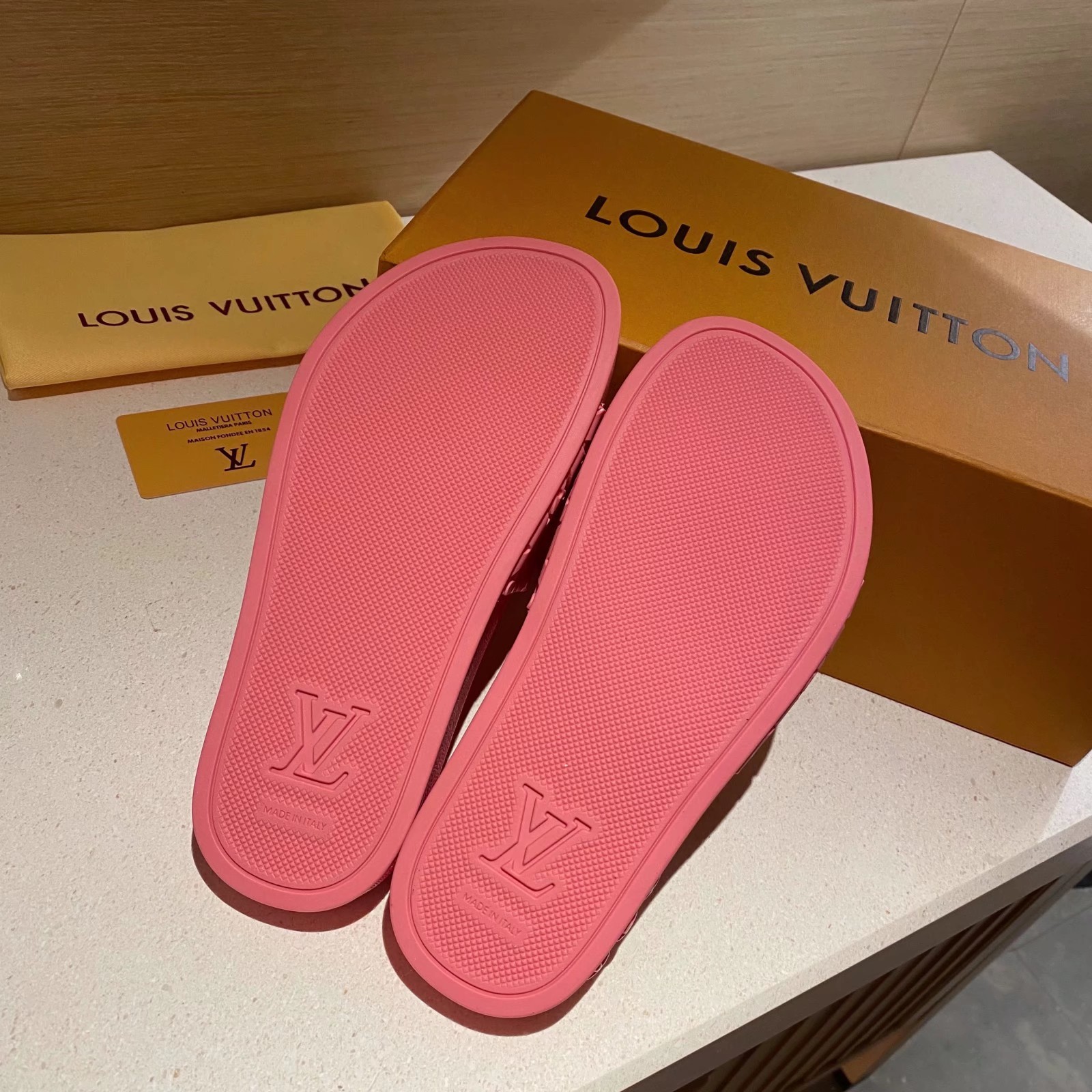 上質 大人気 ルイヴィトン Louis Vuitton サンダル メンズ 実物の写真 N品スーパーコピー代引き可能国内発送後払い安全必ず届く信用できるサイト