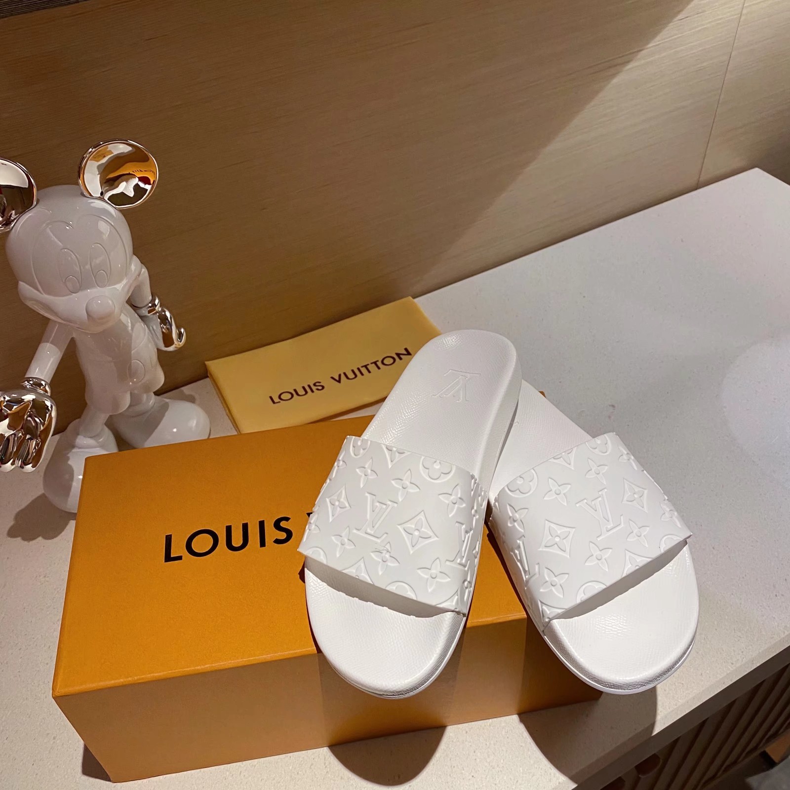 上質 大人気 ルイヴィトン Louis Vuitton サンダル メンズ 実物の写真 N品スーパーコピー代引き可能国内発送後払い安全必ず届く信用できるサイト