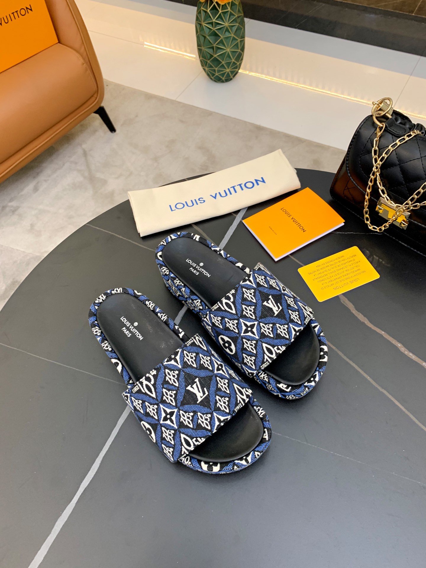 上質 大人気 ルイヴィトン Louis Vuitton サンダル 実物の写真 N品スーパーコピー代引き可能国内発送後払い安全必ず届く信用できるサイト