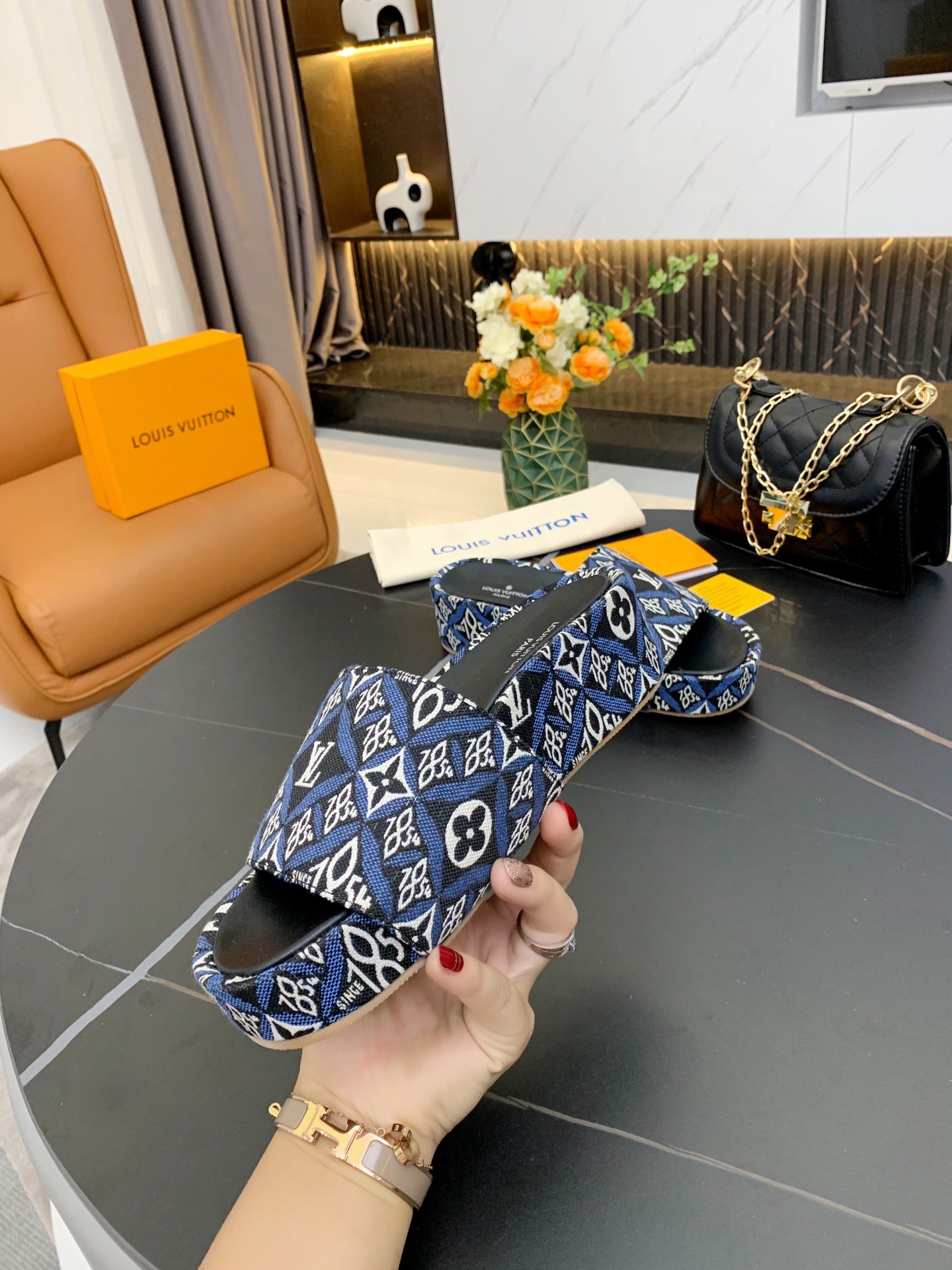 上質 大人気 ルイヴィトン Louis Vuitton サンダル 実物の写真 N品スーパーコピー代引き可能国内発送後払い安全必ず届く信用できるサイト