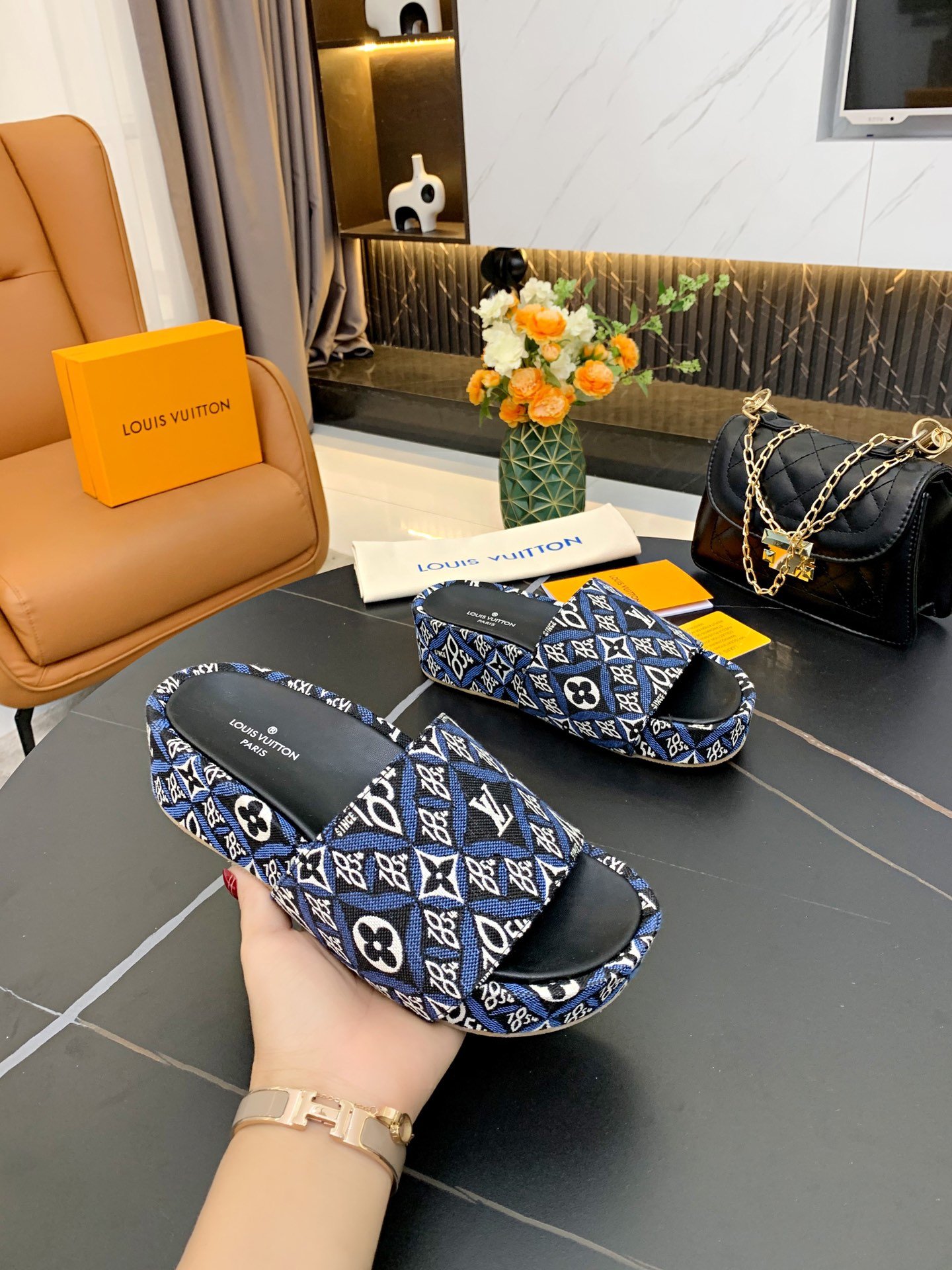 上質 大人気 ルイヴィトン Louis Vuitton サンダル 実物の写真 N品スーパーコピー代引き可能国内発送後払い安全必ず届く信用できるサイト