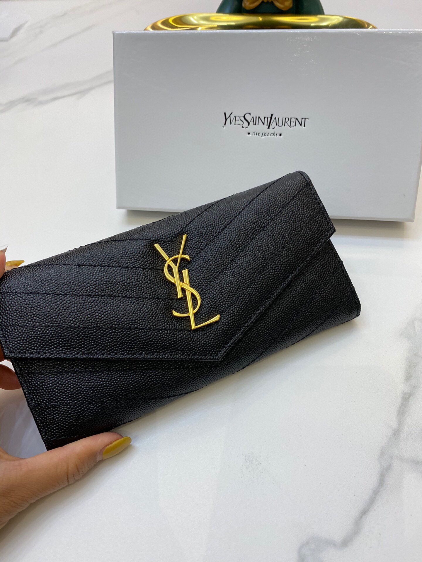 お洒落に魅せるYSL イヴサンローラン 実物の写真 N品スーパーコピー代引き対応国内発送後払い安全必ず届く信用できるサイト