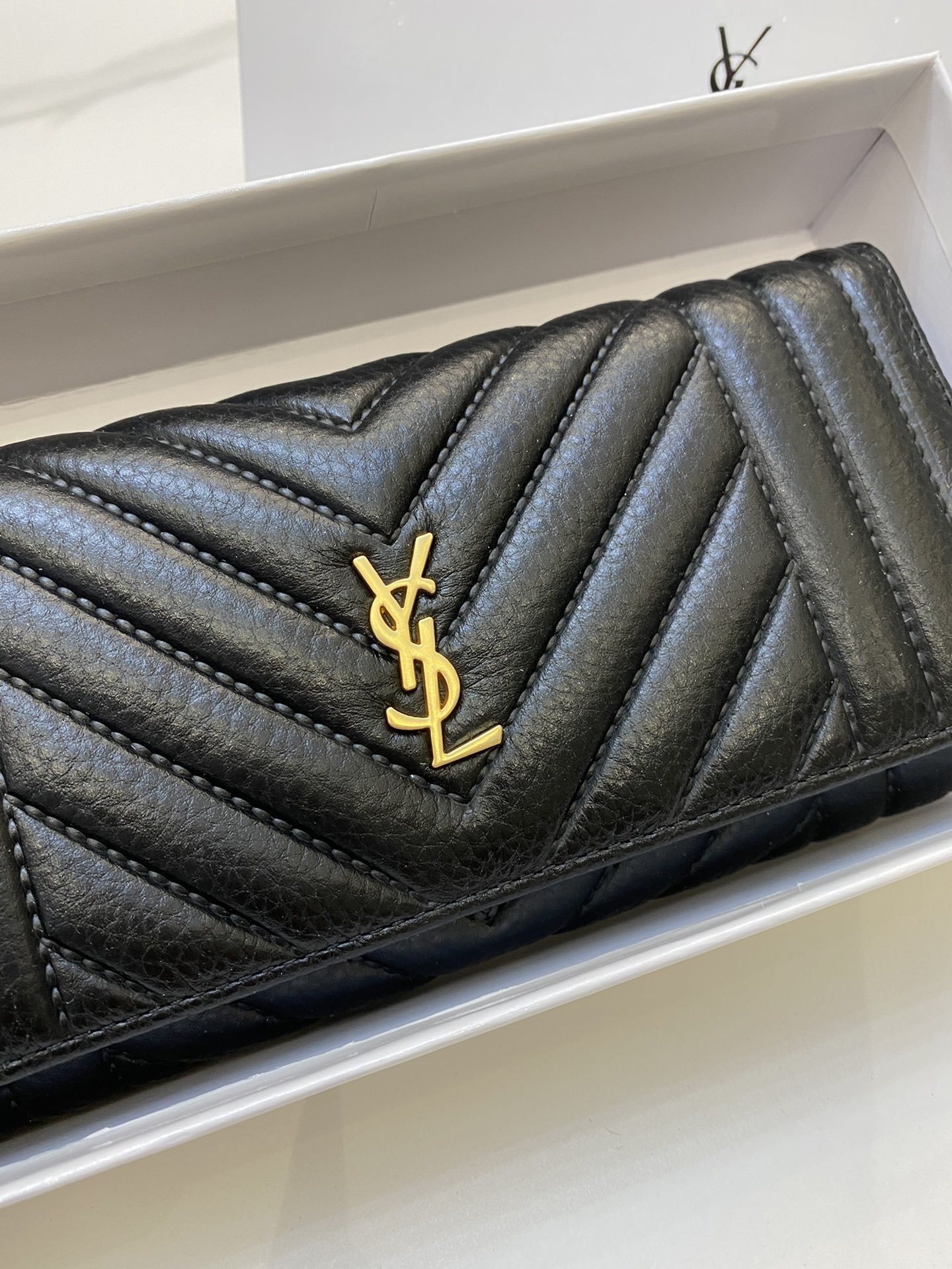 お洒落に魅せるYSL イヴサンローラン 実物の写真 N品スーパーコピー代引き対応国内発送後払い安全必ず届く信用できるサイト