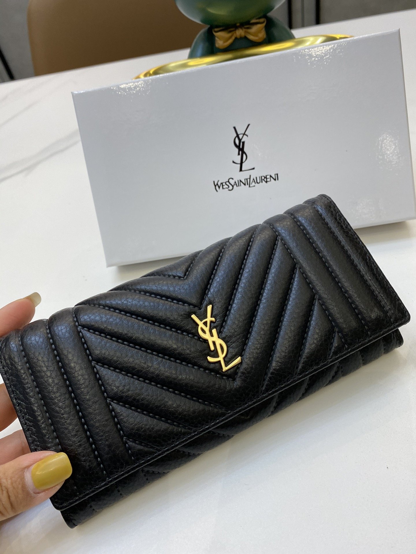 お洒落に魅せるYSL イヴサンローラン 実物の写真 N品スーパーコピー代引き対応国内発送後払い安全必ず届く信用できるサイト