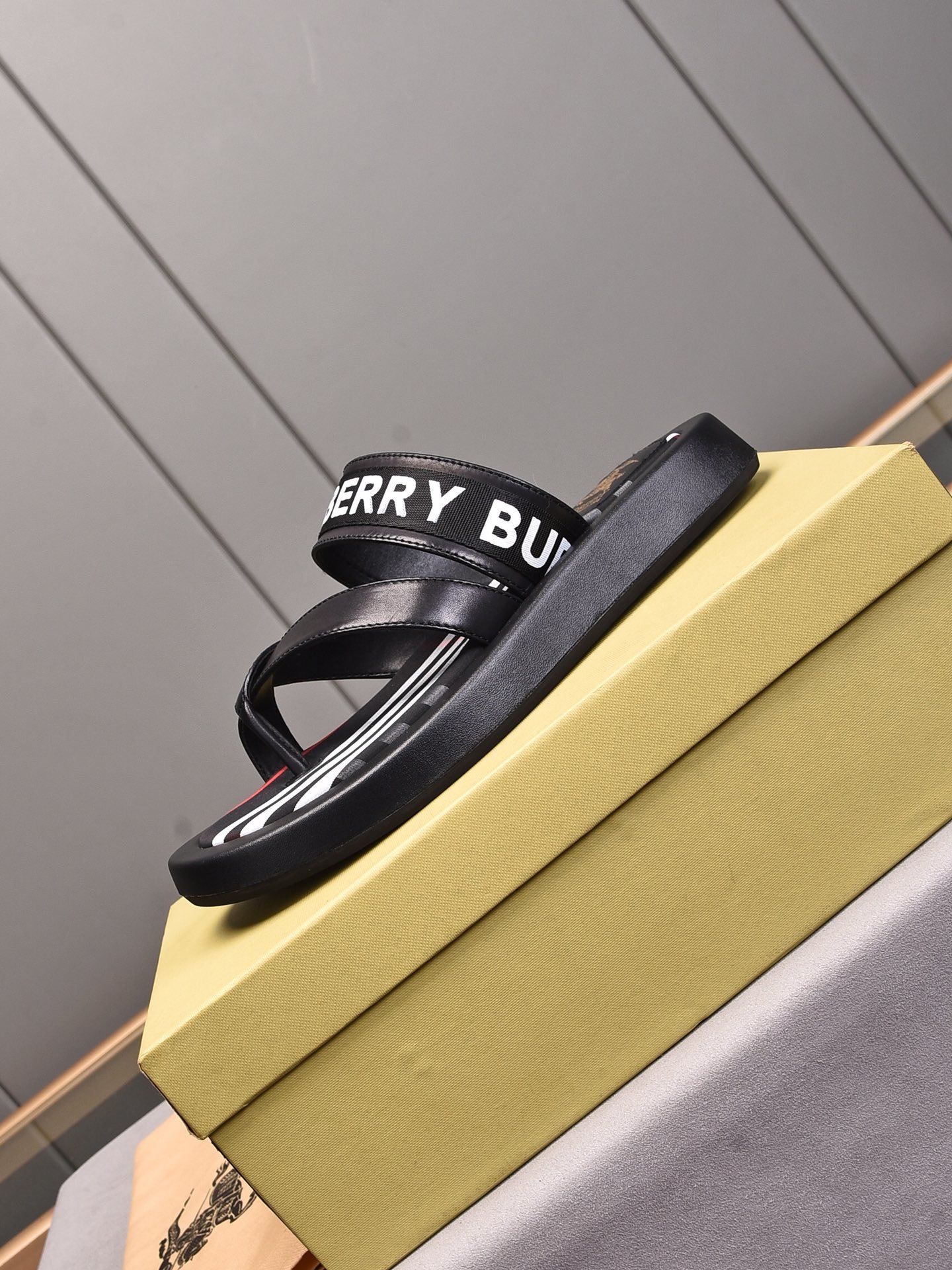 超人気美品 Burberry バーバリー サンダル メンズ 実物の写真 N品スーパーコピー代引き可能国内発送後払い安全必ず届く信用できるサイト