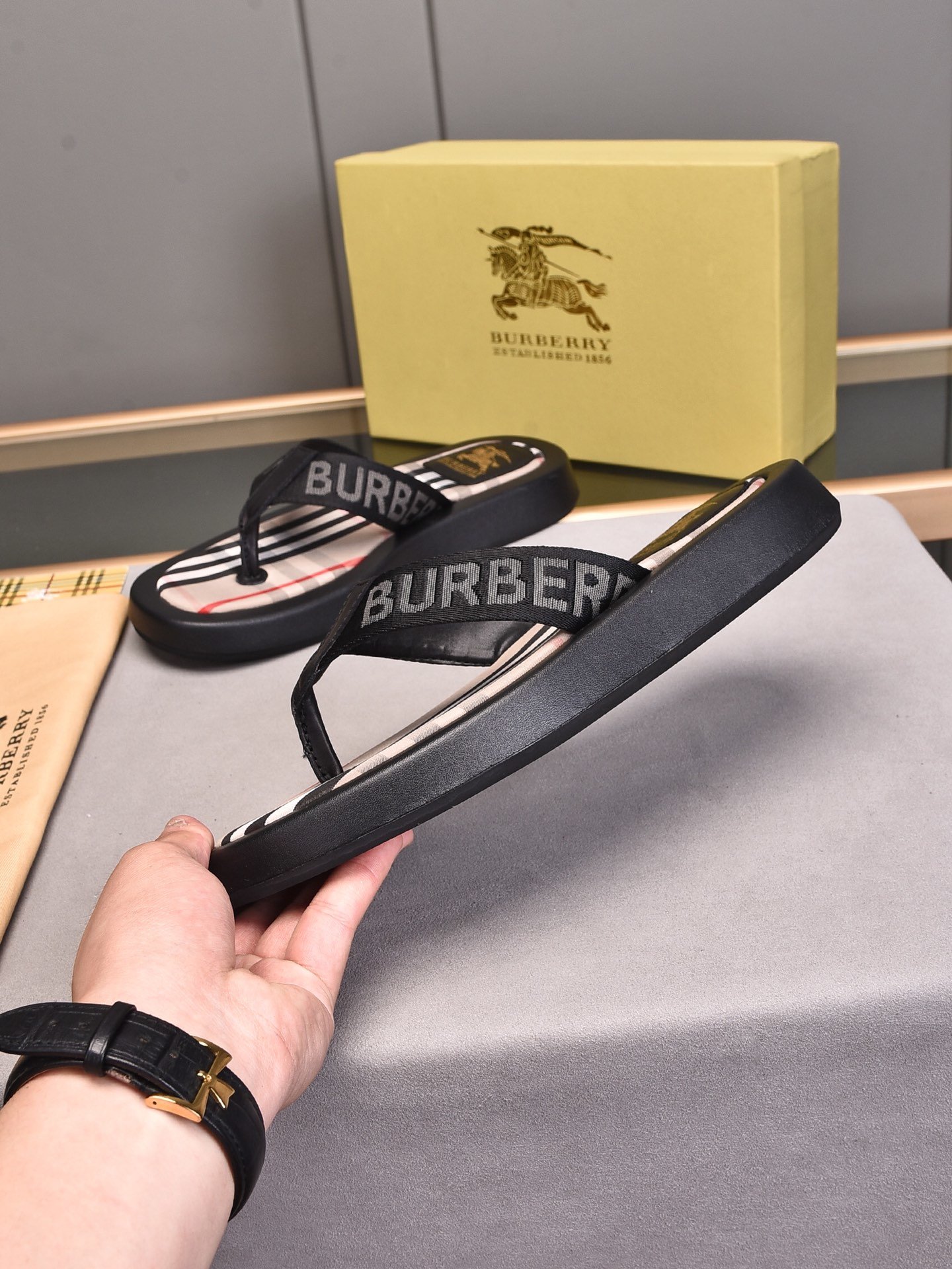 超人気美品 Burberry バーバリー サンダル メンズ 実物の写真 N品スーパーコピー代引き可能国内発送後払い安全必ず届く信用できるサイト