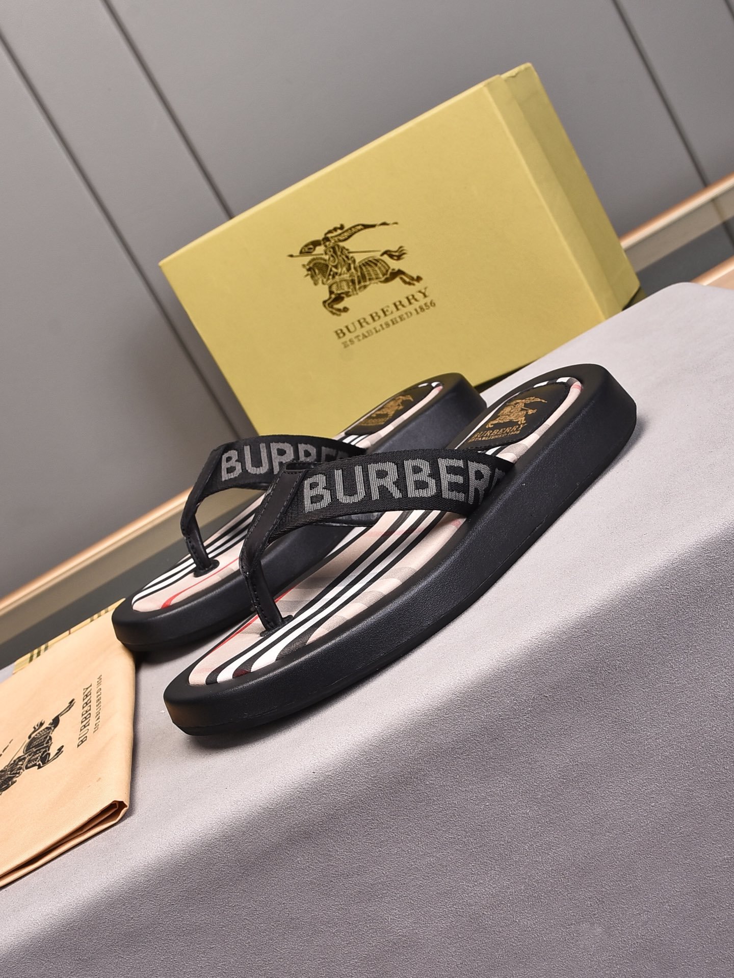 超人気美品 Burberry バーバリー サンダル メンズ 実物の写真 N品スーパーコピー代引き可能国内発送後払い安全必ず届く信用できるサイト