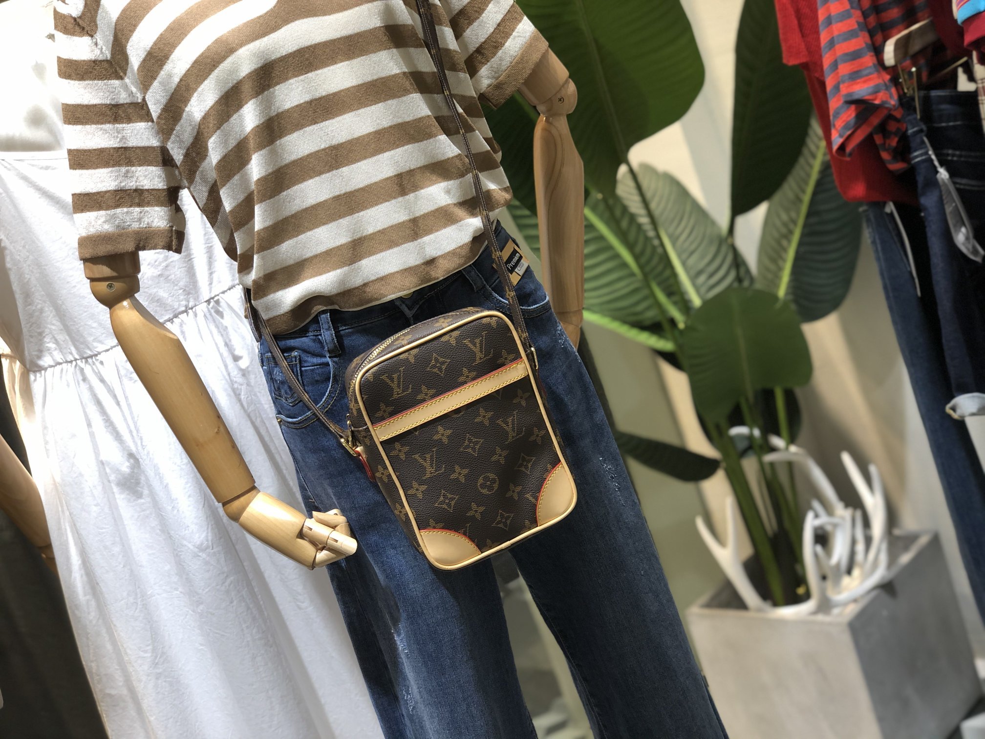 ルイヴィトン Louis Vuitton バッグ 実物の写真  N品スーパーコピー靴代引き可能国内発送後払い安全必ず届く信用できるサイト