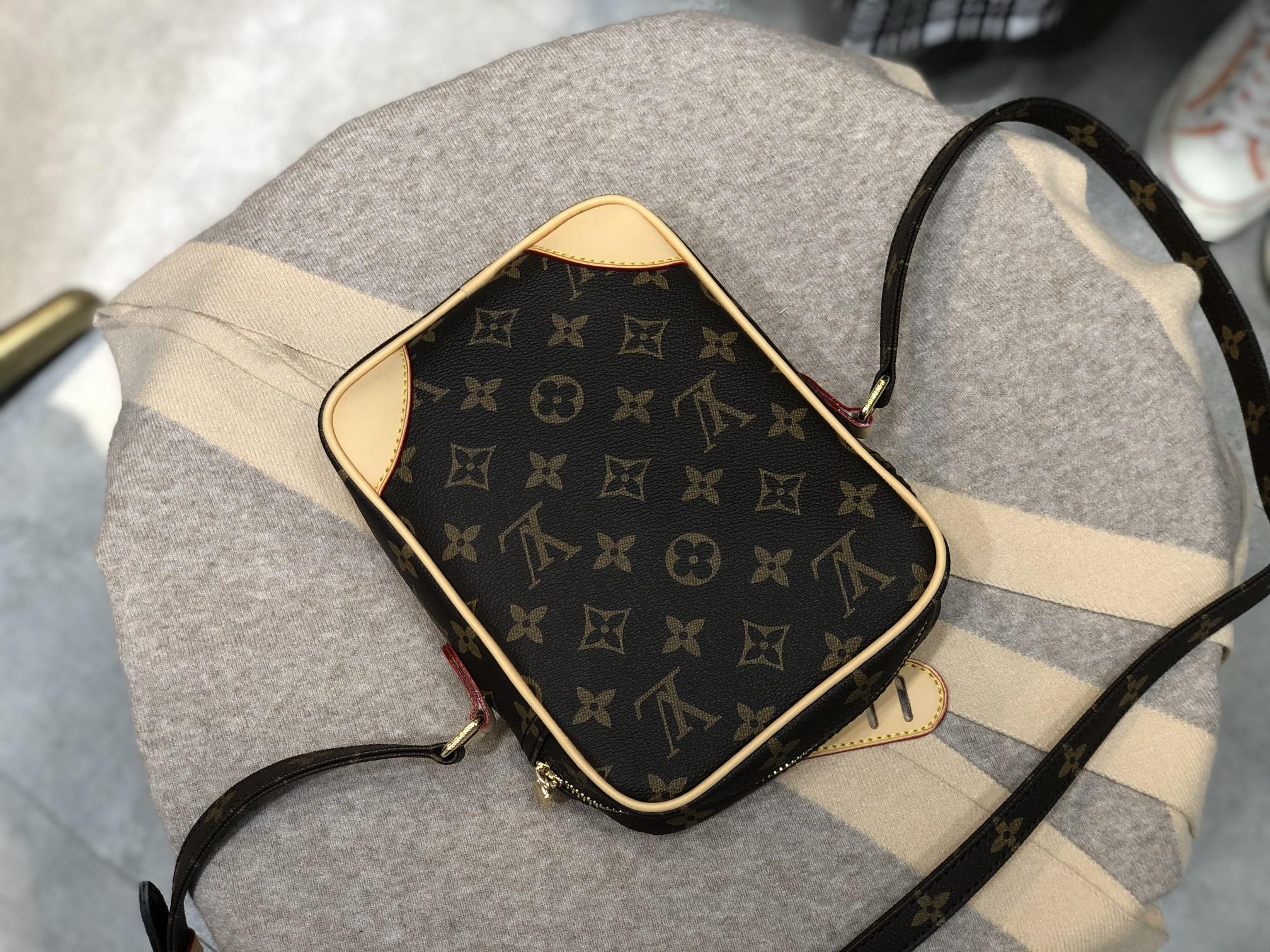 ルイヴィトン Louis Vuitton バッグ 実物の写真  N品スーパーコピー靴代引き可能国内発送後払い安全必ず届く信用できるサイト