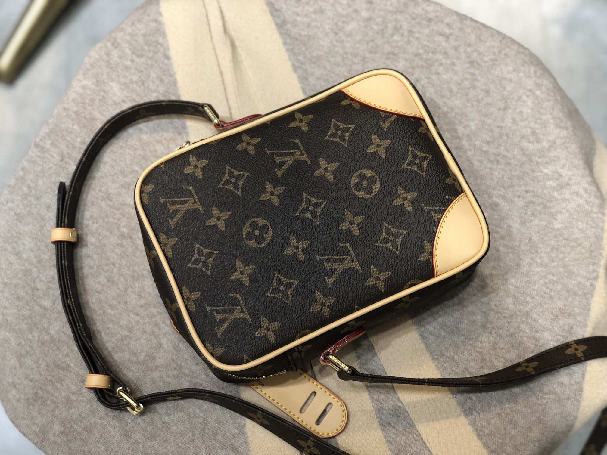 ルイヴィトン Louis Vuitton バッグ 実物の写真  N品スーパーコピー靴代引き可能国内発送後払い安全必ず届く信用できるサイト
