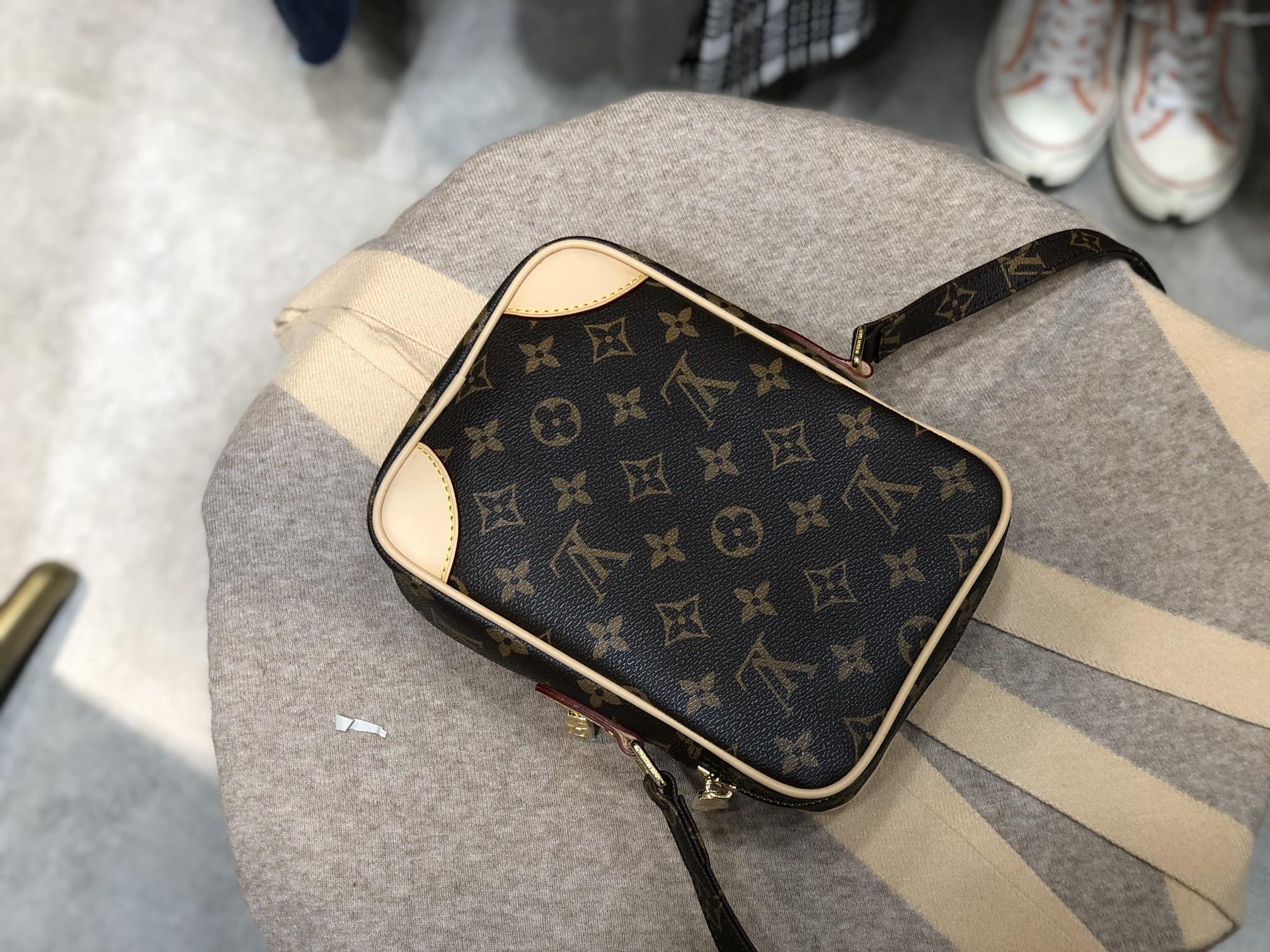 ルイヴィトン Louis Vuitton バッグ 実物の写真  N品スーパーコピー靴代引き可能国内発送後払い安全必ず届く信用できるサイト