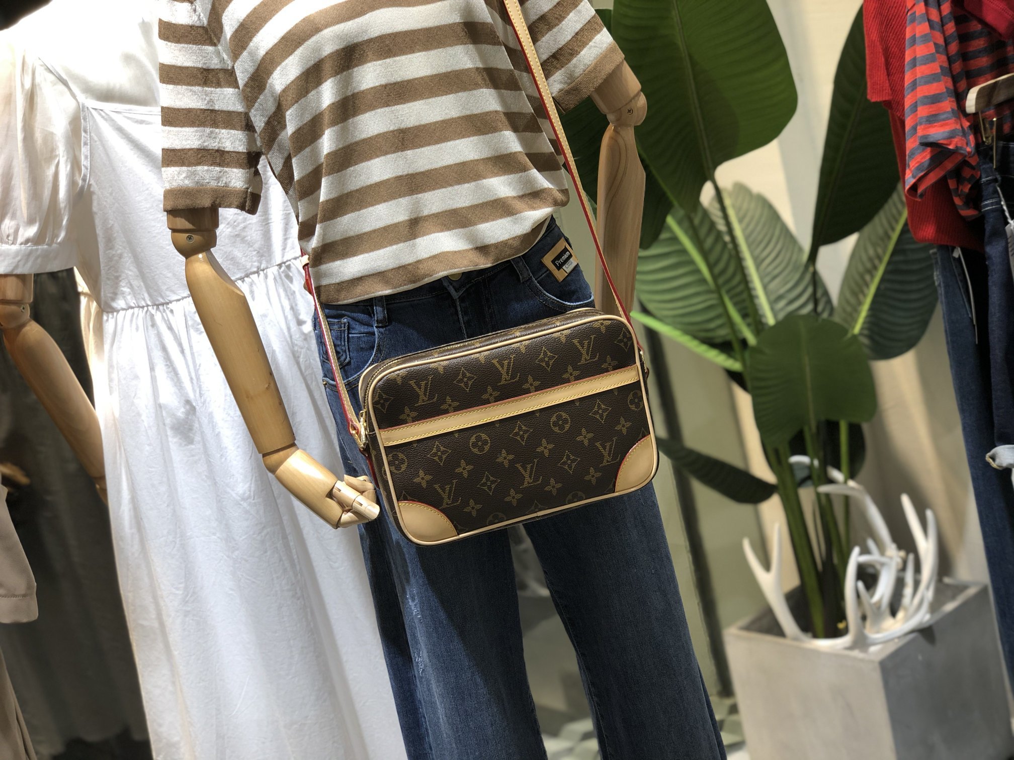 ルイヴィトン Louis Vuitton バッグ 実物の写真  N品スーパーコピー靴代引き可能国内発送後払い安全必ず届く信用できるサイト