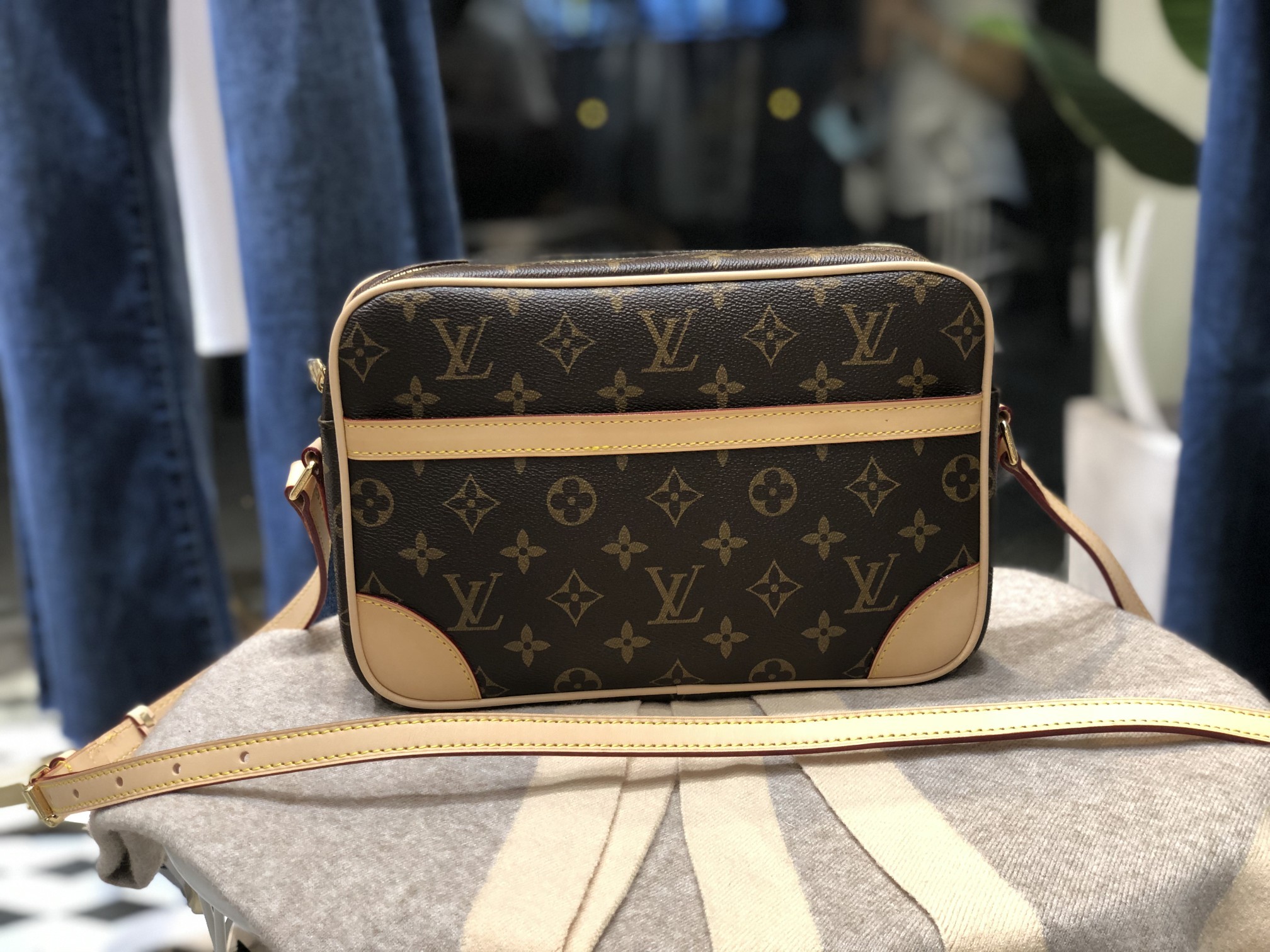 ルイヴィトン Louis Vuitton バッグ 実物の写真  N品スーパーコピー靴代引き可能国内発送後払い安全必ず届く信用できるサイト