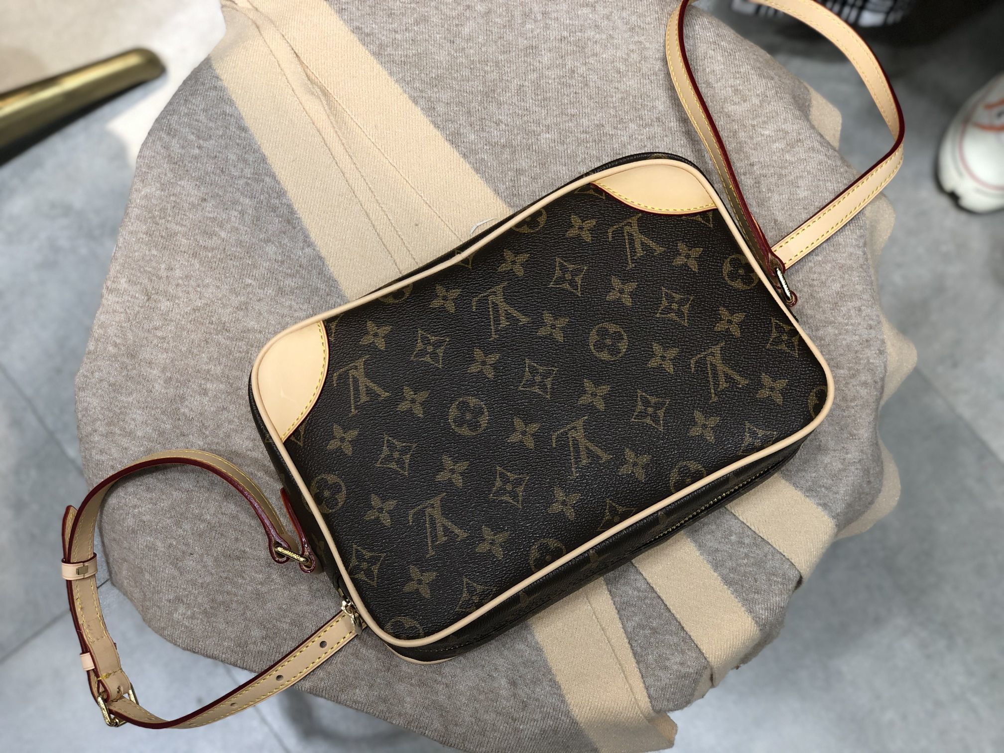 ルイヴィトン Louis Vuitton バッグ 実物の写真  N品スーパーコピー靴代引き可能国内発送後払い安全必ず届く信用できるサイト