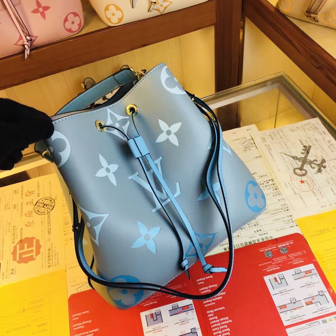 ルイヴィトン Louis Vuitton バッグ 実物の写真  N品スーパーコピーバッグ代引き可能国内発送後払い安全必ず届く信用できるサイト