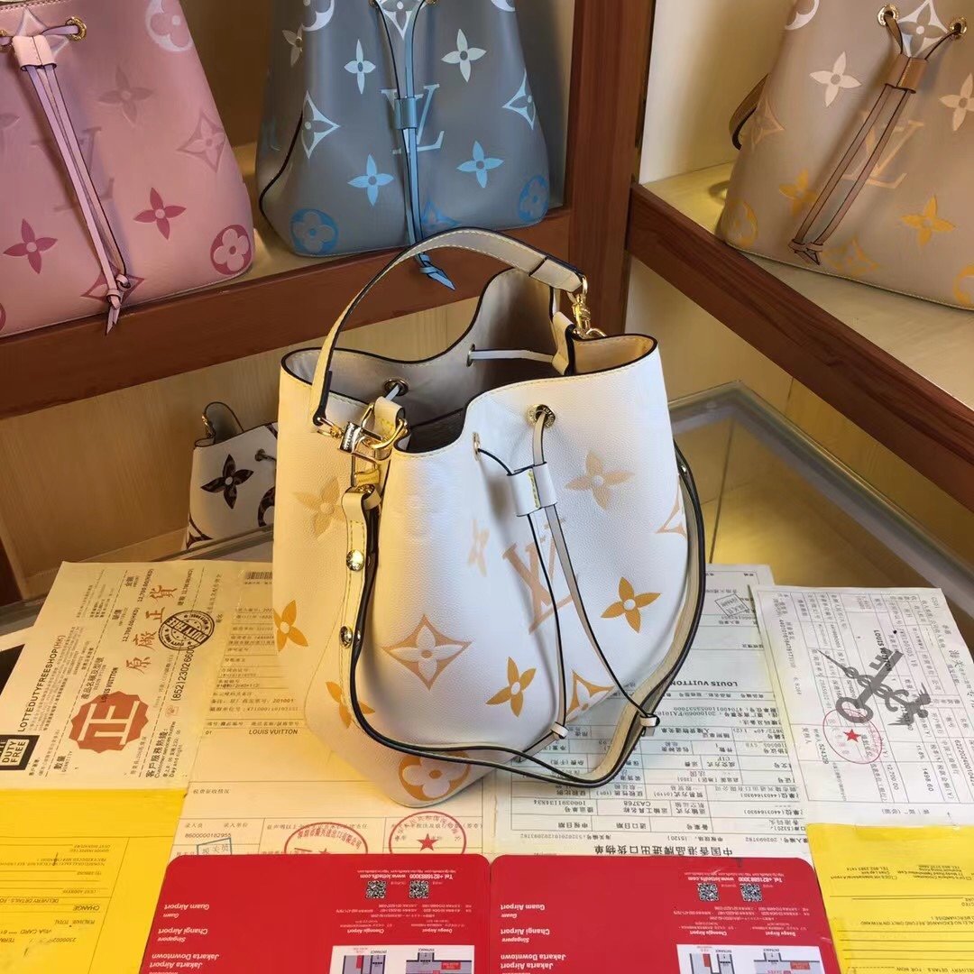 ルイヴィトン Louis Vuitton バッグ 実物の写真  N品スーパーコピーバッグ代引き可能国内発送後払い安全必ず届く信用できるサイト