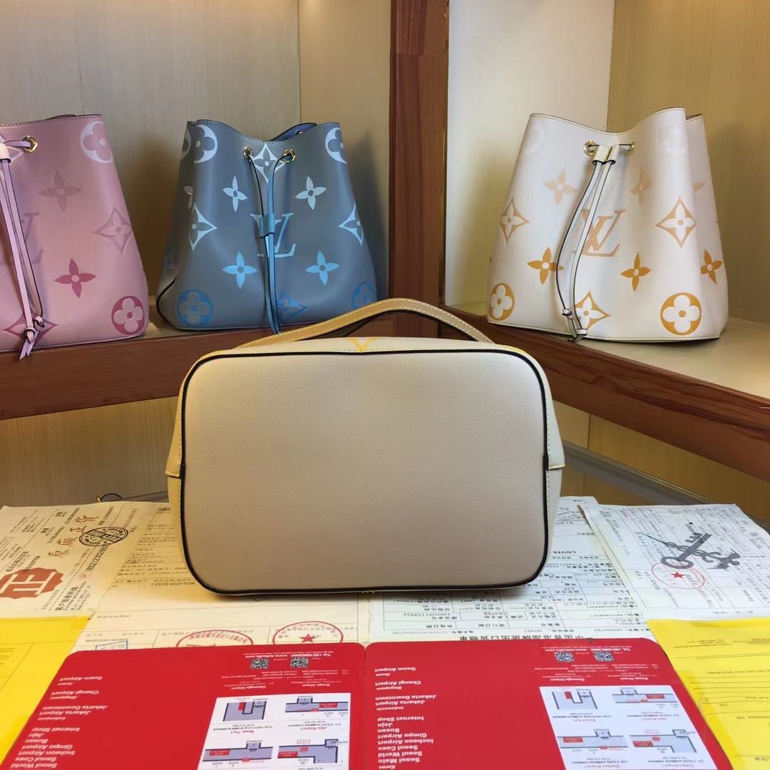 ルイヴィトン Louis Vuitton バッグ 実物の写真  N品スーパーコピーバッグ代引き可能国内発送後払い安全必ず届く信用できるサイト