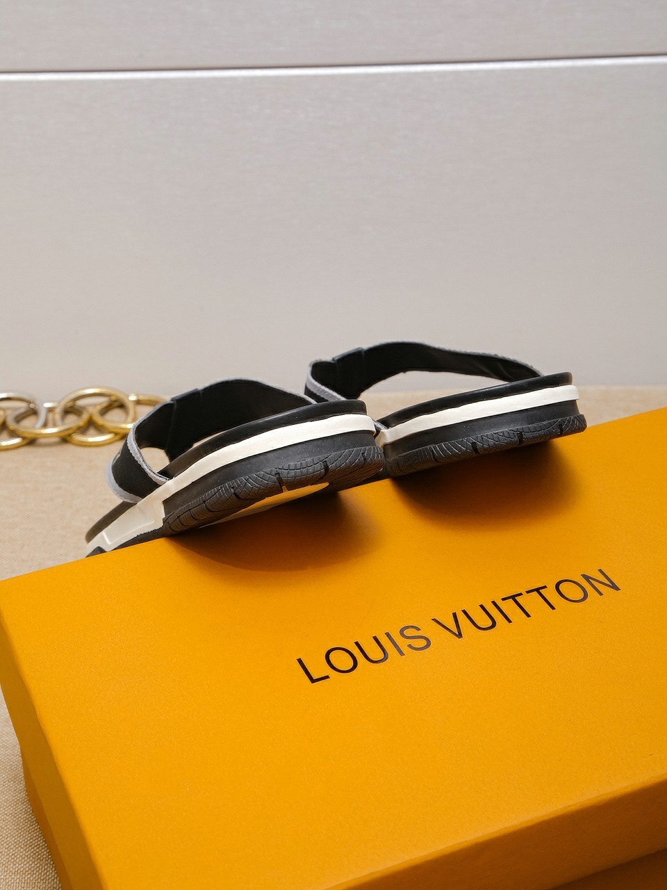 上質 大人気 ルイヴィトン Louis Vuitton サンダル 実物の写真 N品スーパーコピー代引き可能国内発送後払い安全必ず届く信用できるサイト