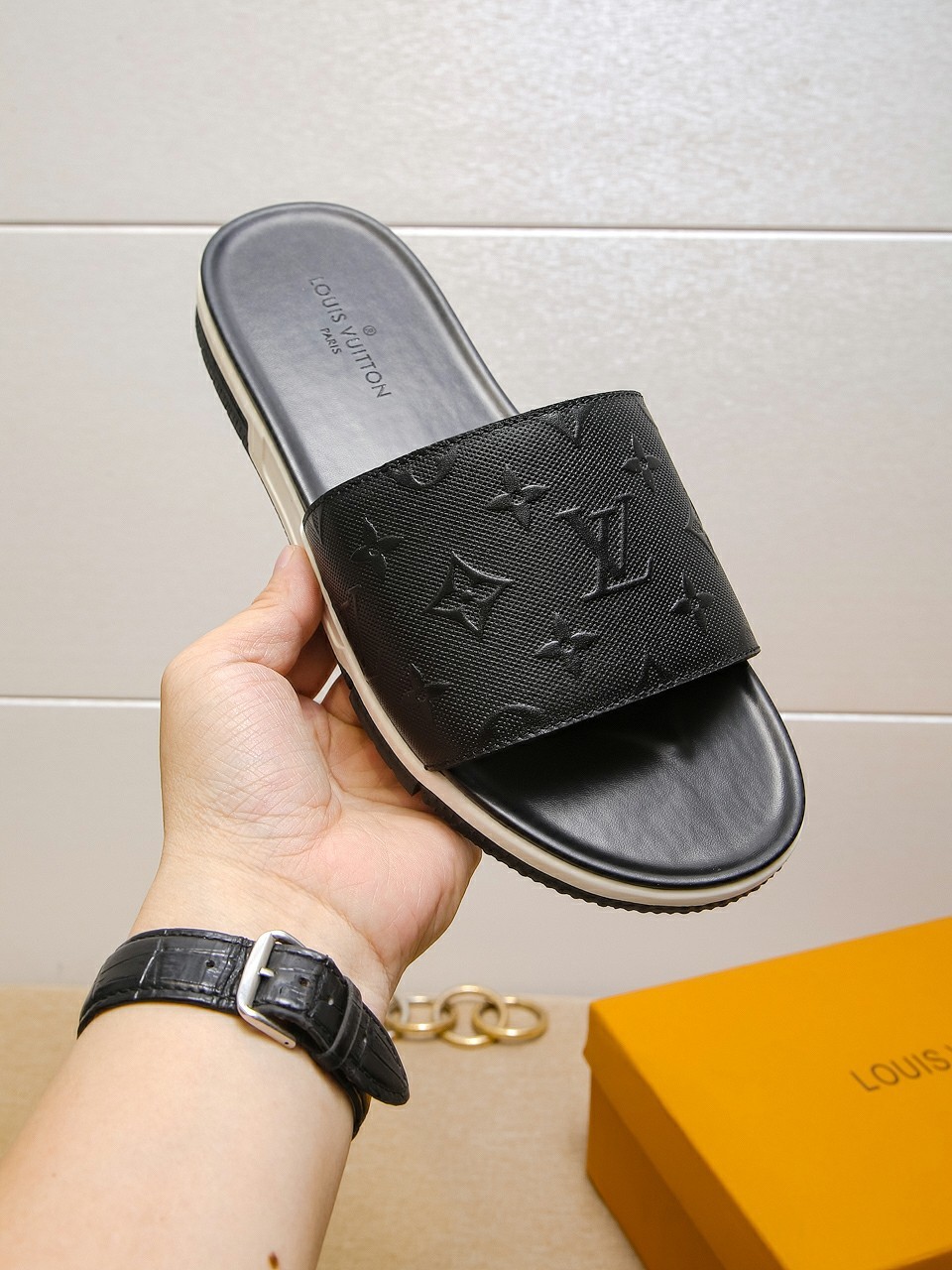 上質 大人気 ルイヴィトン Louis Vuitton サンダル 実物の写真 N品スーパーコピー代引き可能国内発送後払い安全必ず届く信用できるサイト