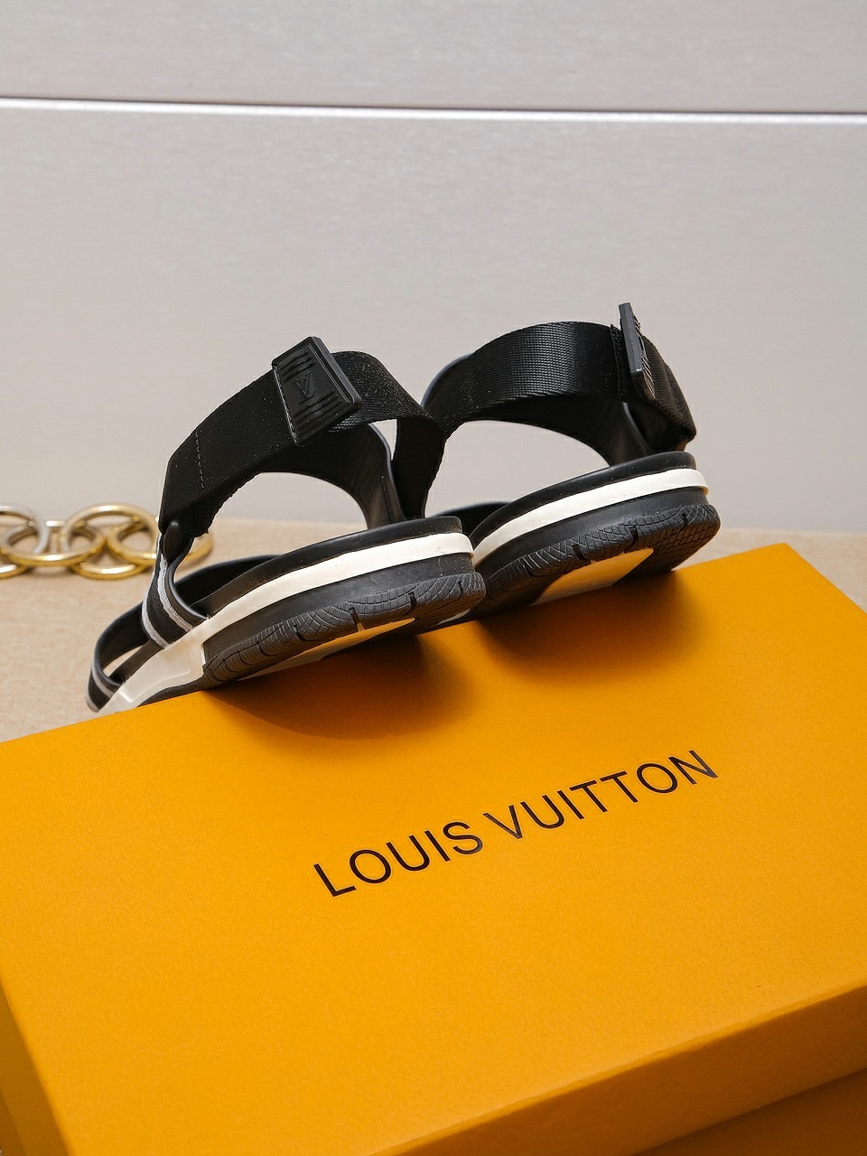 上質 大人気 ルイヴィトン Louis Vuitton サンダル 実物の写真 N品スーパーコピー代引き可能国内発送後払い安全必ず届く信用できるサイト