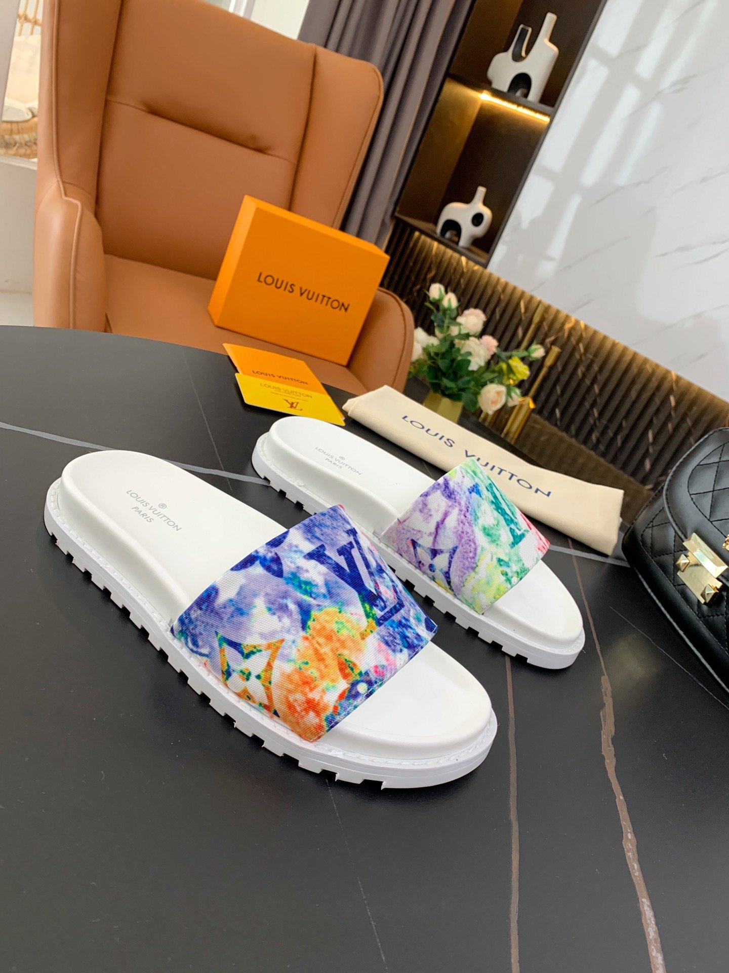 上質 大人気 ルイヴィトン Louis Vuitton サンダル 実物の写真 N品スーパーコピー代引き可能国内発送後払い安全必ず届く信用できるサイト