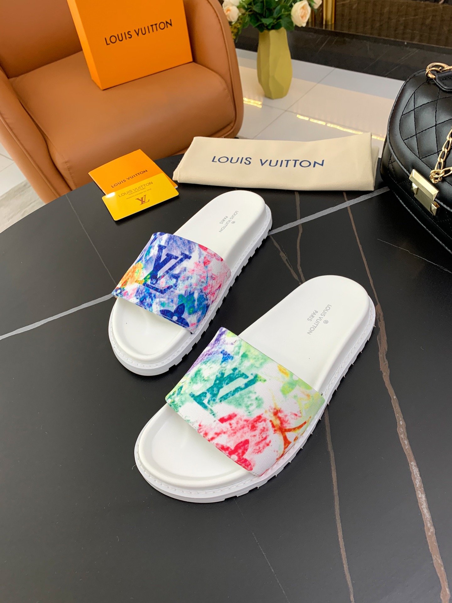 上質 大人気 ルイヴィトン Louis Vuitton サンダル 実物の写真 N品スーパーコピー代引き可能国内発送後払い安全必ず届く信用できるサイト