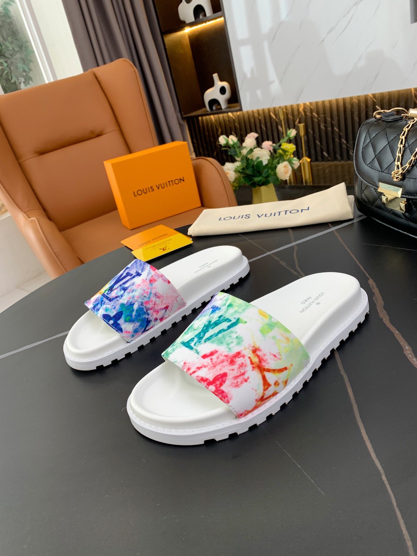 上質 大人気 ルイヴィトン Louis Vuitton サンダル 実物の写真 N品スーパーコピー代引き可能国内発送後払い安全必ず届く信用できるサイト