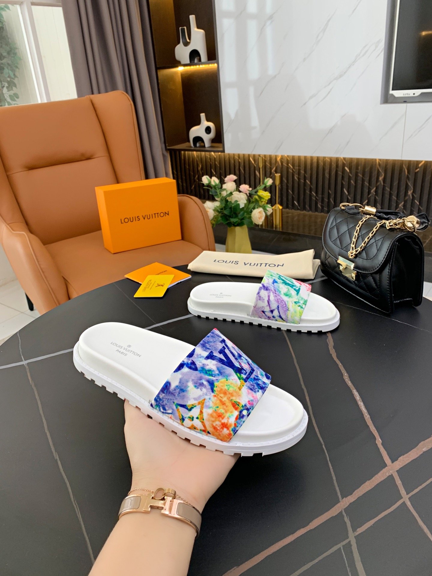 上質 大人気 ルイヴィトン Louis Vuitton サンダル 実物の写真 N品スーパーコピー代引き可能国内発送後払い安全必ず届く信用できるサイト