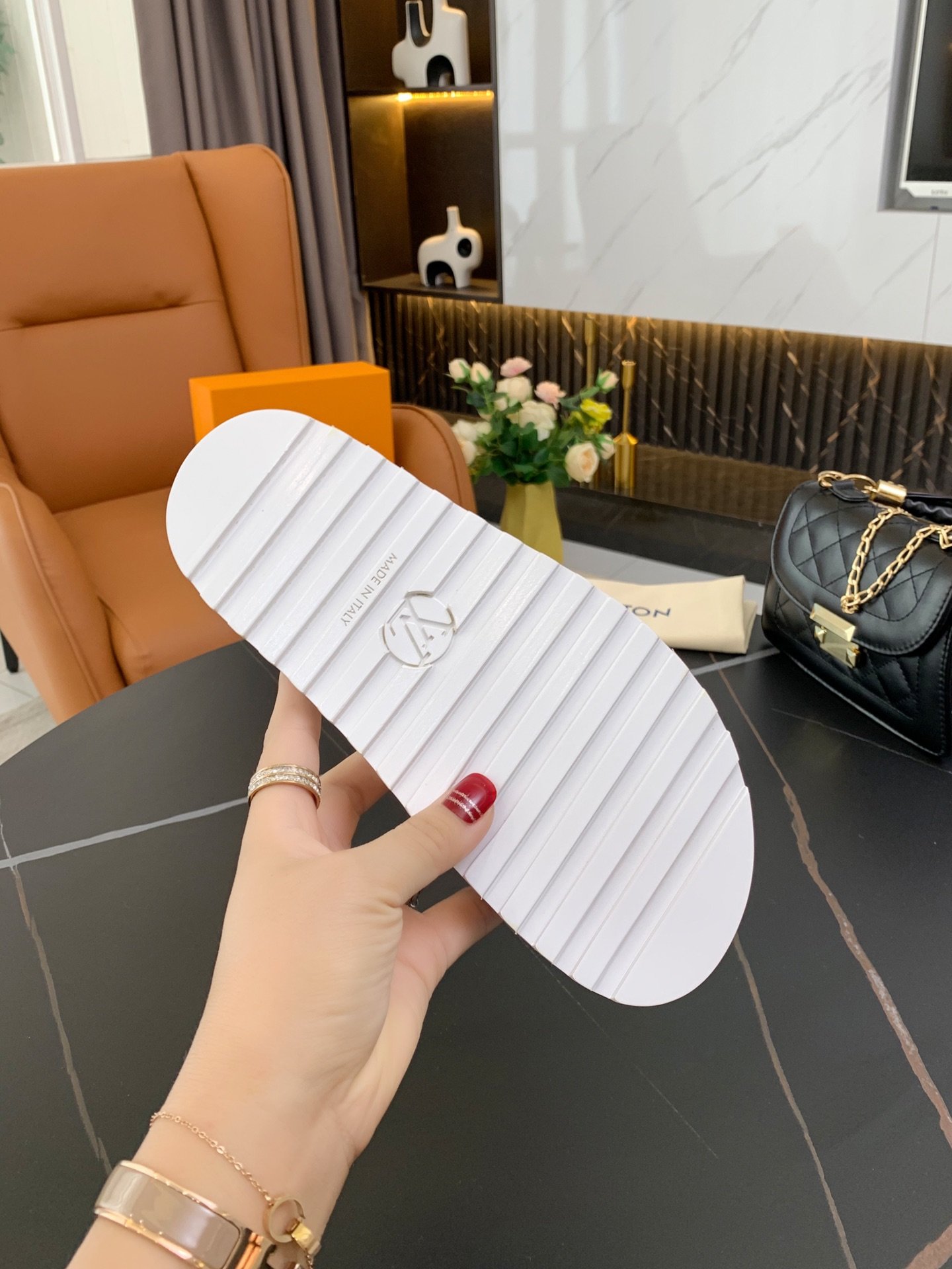 上質 大人気 ルイヴィトン Louis Vuitton サンダル 実物の写真 N品スーパーコピー代引き可能国内発送後払い安全必ず届く信用できるサイト