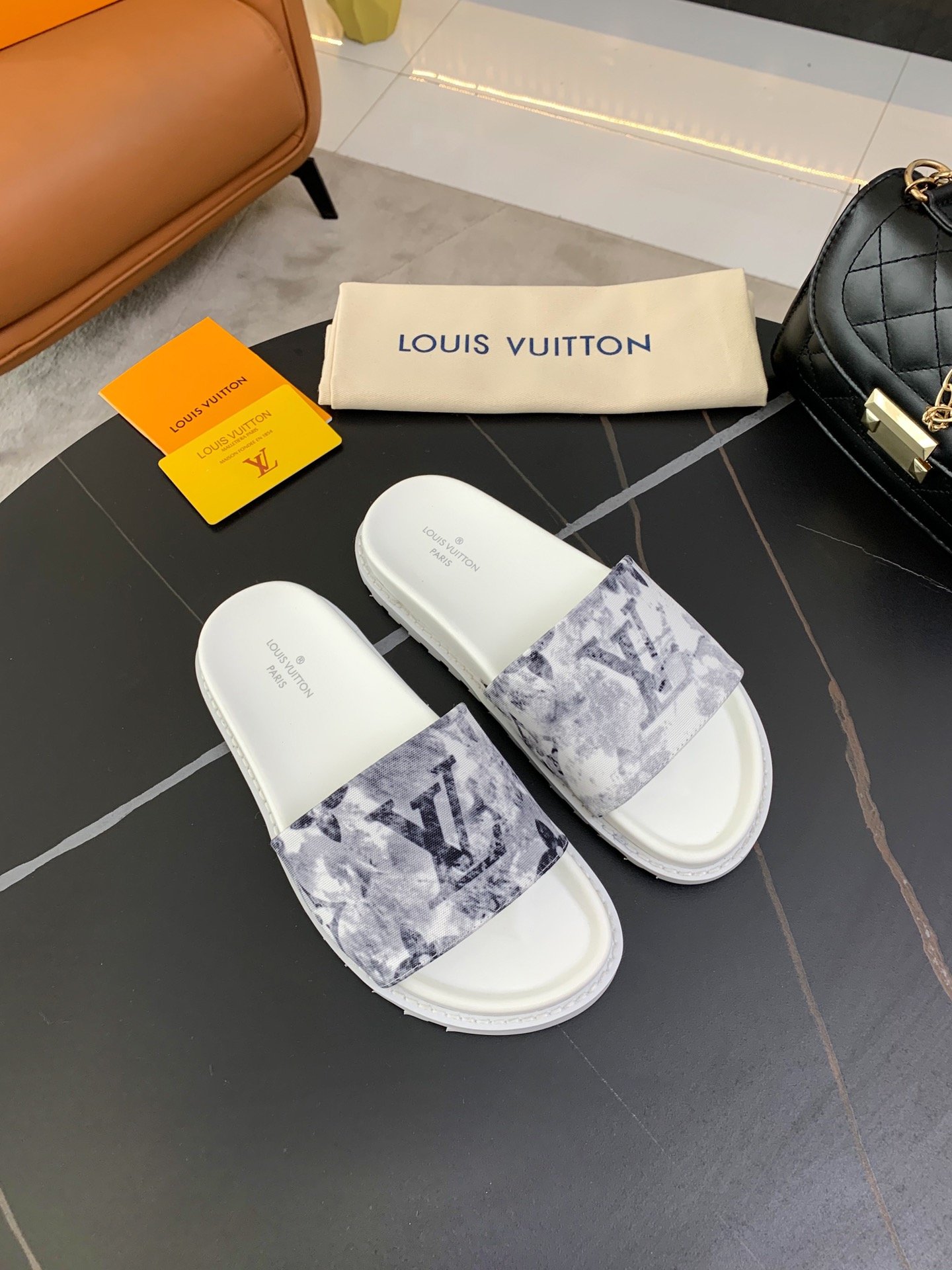 上質 大人気 ルイヴィトン Louis Vuitton サンダル 実物の写真 N品スーパーコピー代引き可能国内発送後払い安全必ず届く信用できるサイト