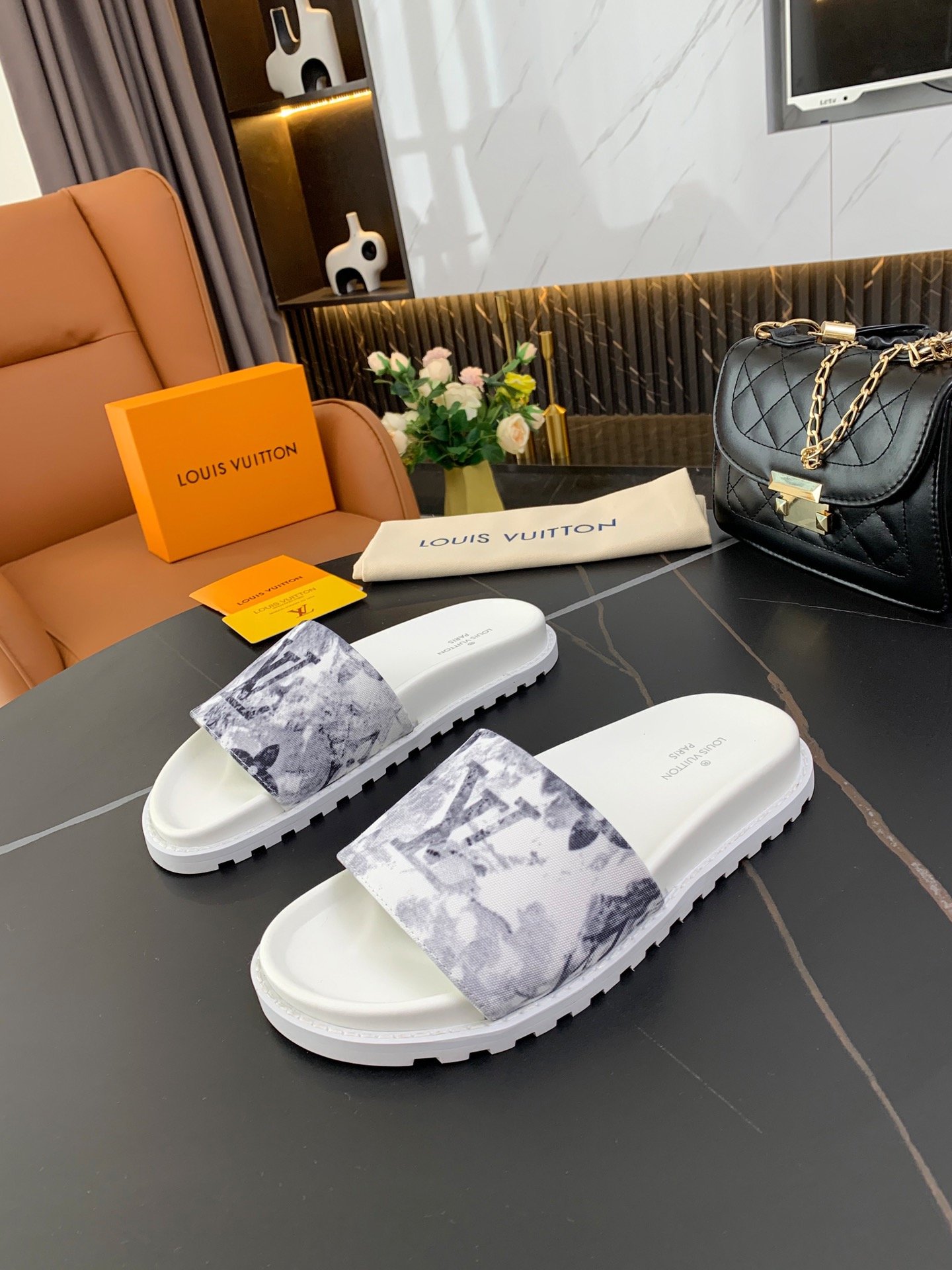 上質 大人気 ルイヴィトン Louis Vuitton サンダル 実物の写真 N品スーパーコピー代引き可能国内発送後払い安全必ず届く信用できるサイト