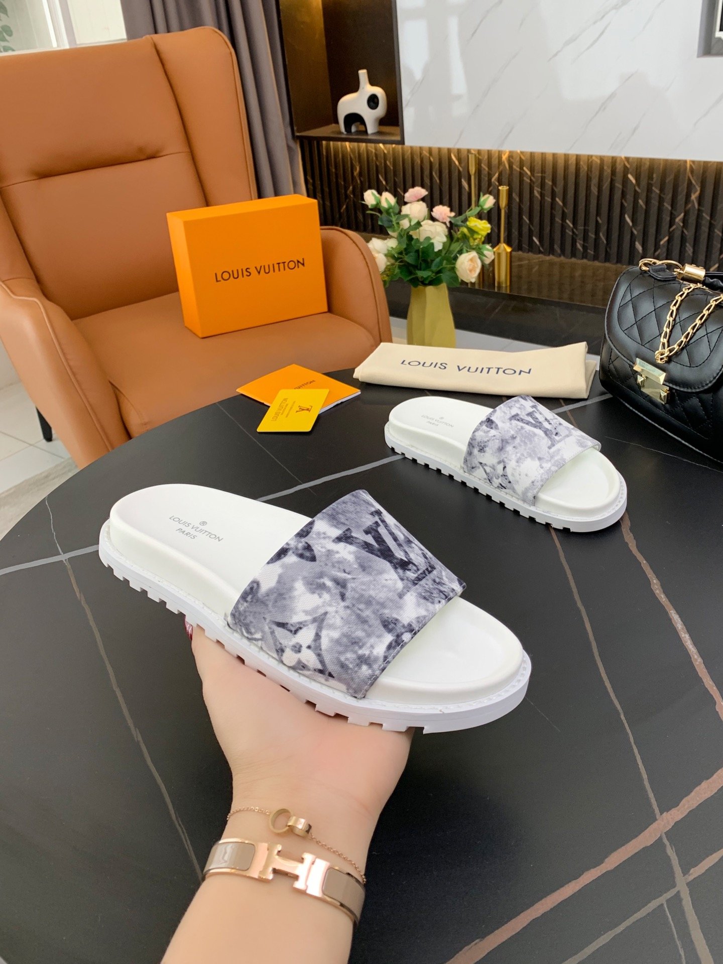 上質 大人気 ルイヴィトン Louis Vuitton サンダル 実物の写真 N品スーパーコピー代引き可能国内発送後払い安全必ず届く信用できるサイト