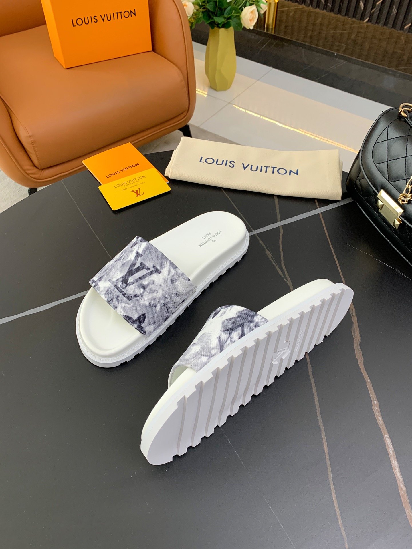 上質 大人気 ルイヴィトン Louis Vuitton サンダル 実物の写真 N品スーパーコピー代引き可能国内発送後払い安全必ず届く信用できるサイト