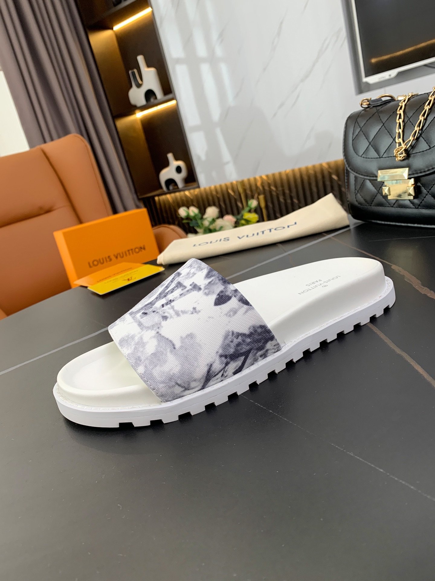 上質 大人気 ルイヴィトン Louis Vuitton サンダル 実物の写真 N品スーパーコピー代引き可能国内発送後払い安全必ず届く信用できるサイト