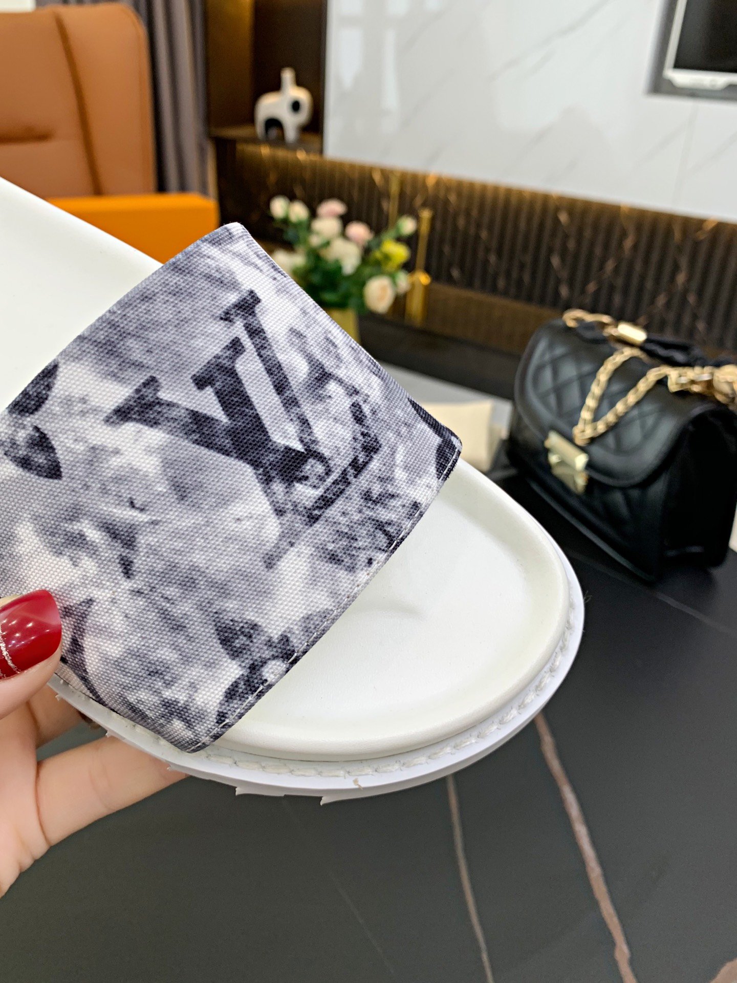 上質 大人気 ルイヴィトン Louis Vuitton サンダル 実物の写真 N品スーパーコピー代引き可能国内発送後払い安全必ず届く信用できるサイト