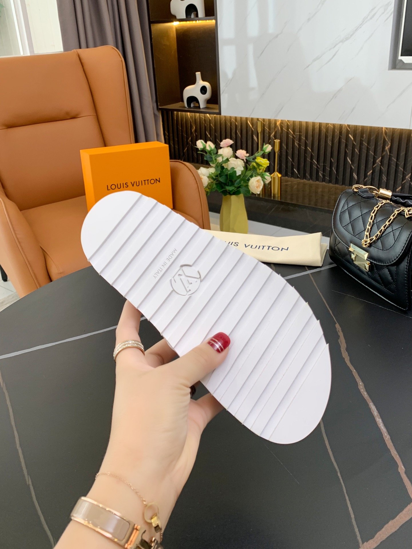 上質 大人気 ルイヴィトン Louis Vuitton サンダル 実物の写真 N品スーパーコピー代引き可能国内発送後払い安全必ず届く信用できるサイト