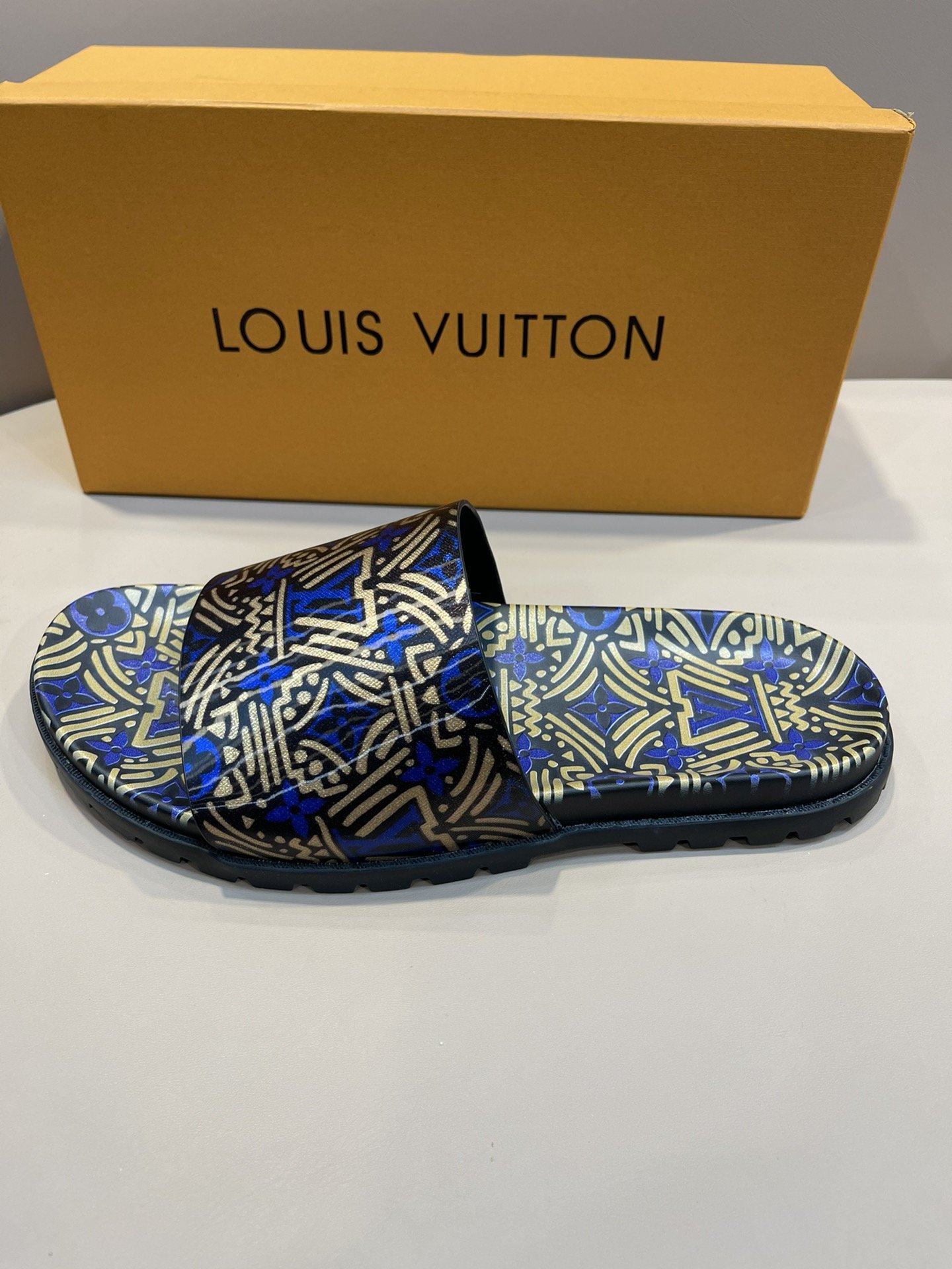 上質 大人気 ルイヴィトン Louis Vuitton サンダル 実物の写真 N品スーパーコピー代引き可能国内発送後払い安全必ず届く信用できるサイト