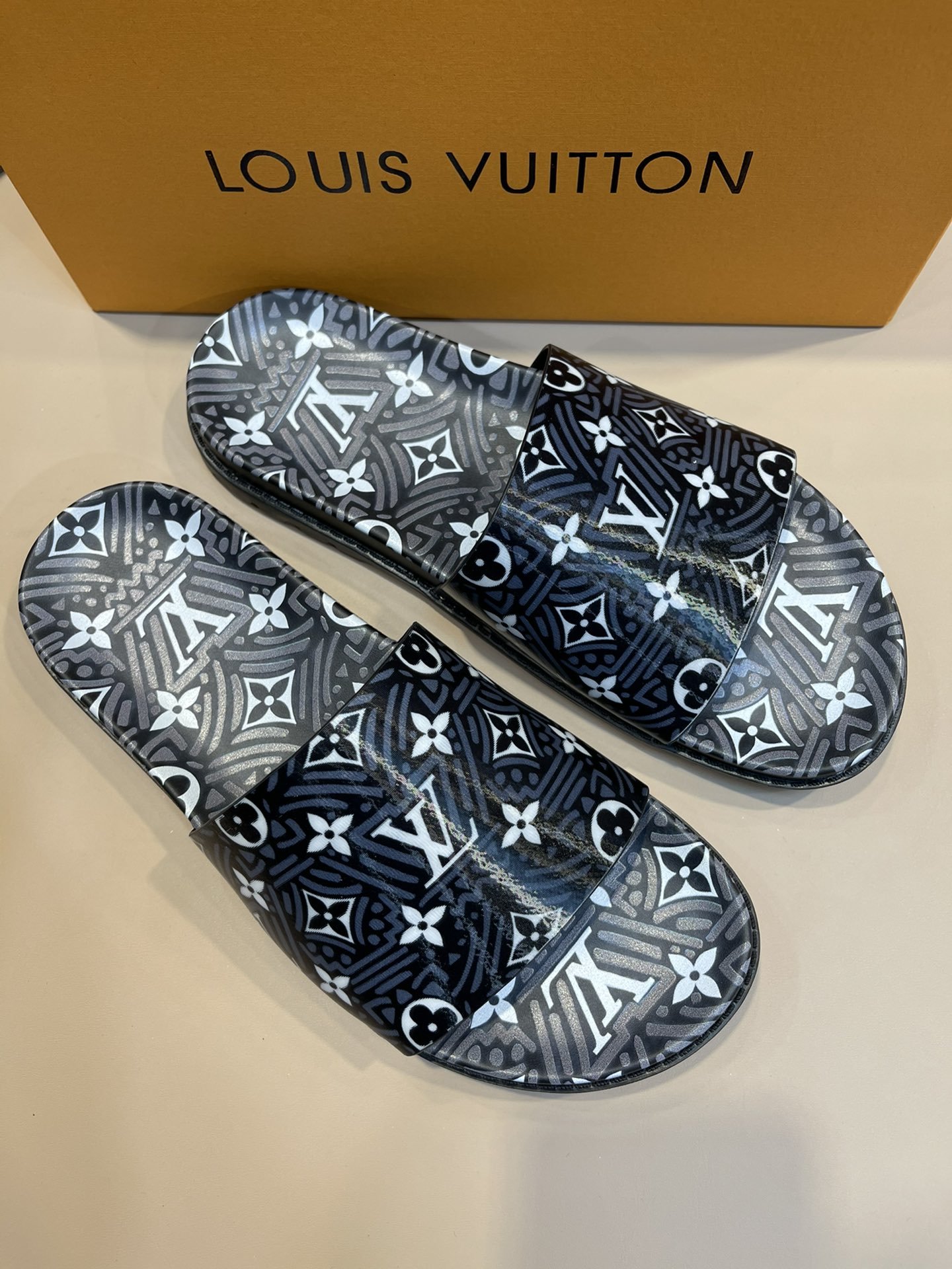 上質 大人気 ルイヴィトン Louis Vuitton サンダル 実物の写真 N品スーパーコピー代引き可能国内発送後払い安全必ず届く信用できるサイト