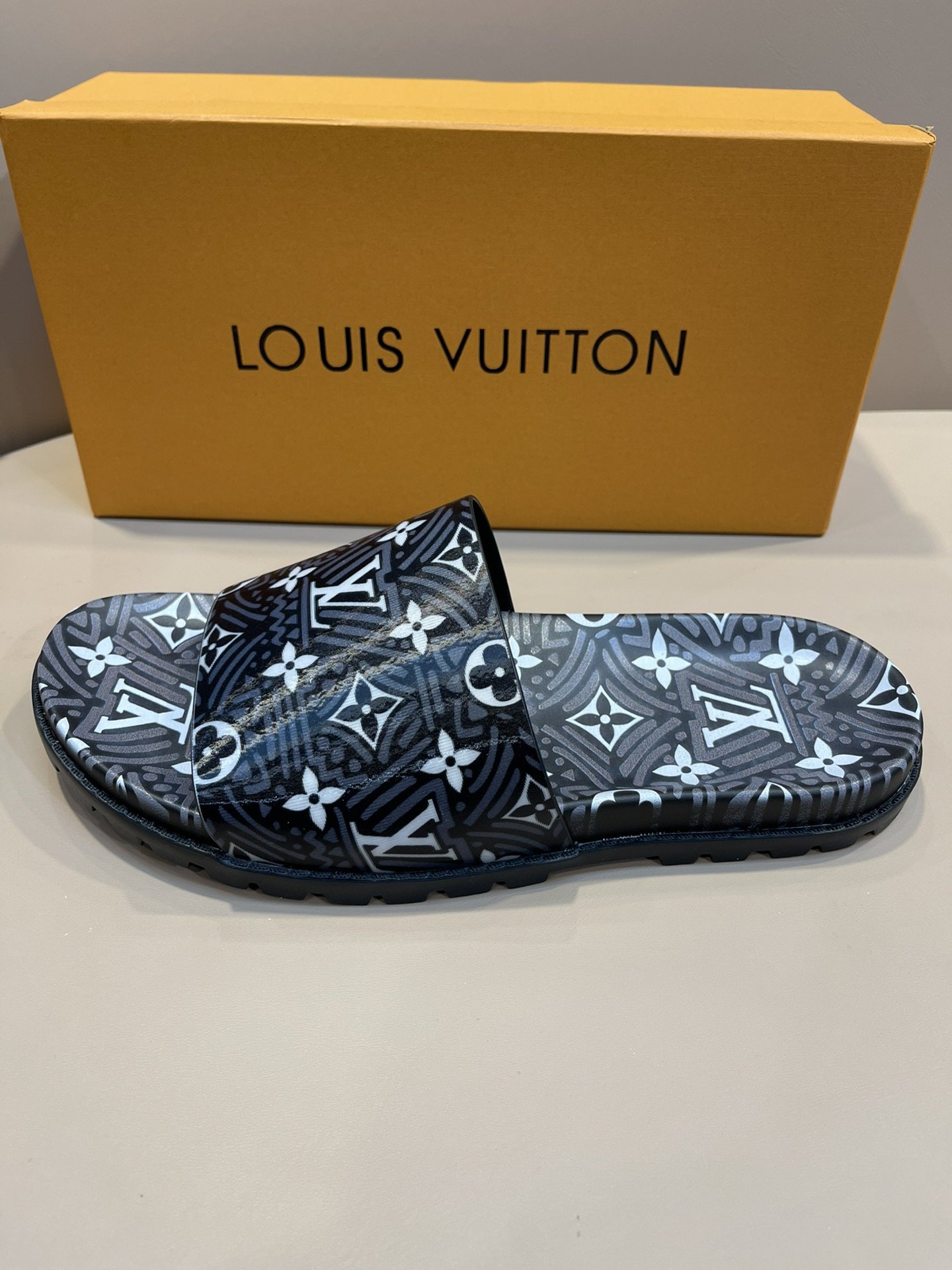 上質 大人気 ルイヴィトン Louis Vuitton サンダル 実物の写真 N品スーパーコピー代引き可能国内発送後払い安全必ず届く信用できるサイト