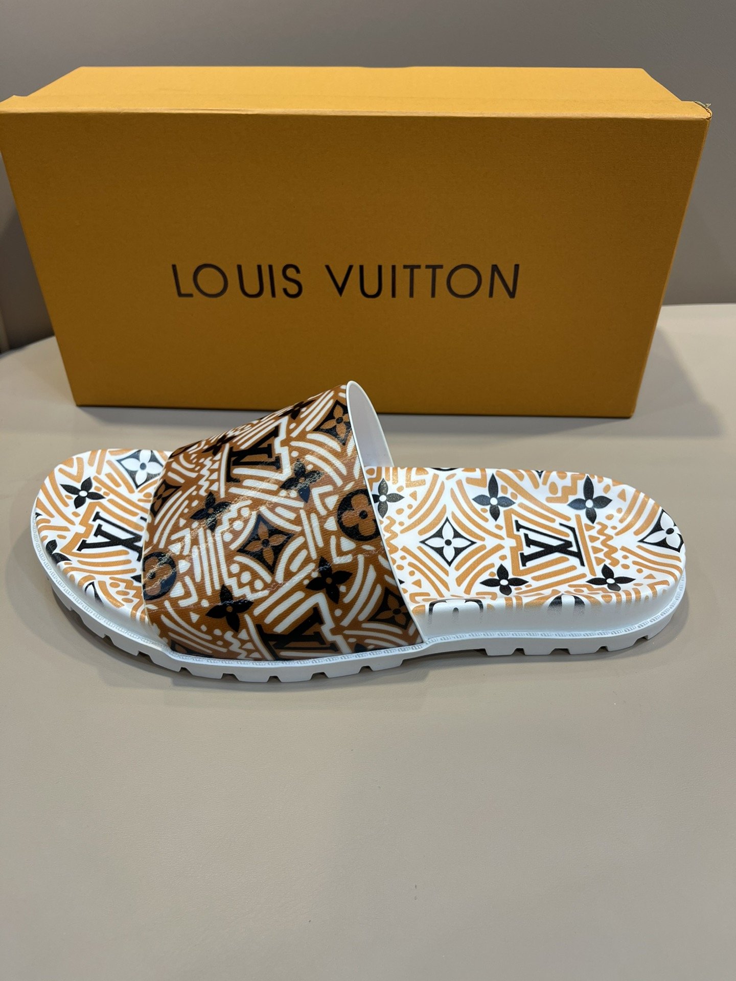 上質 大人気 ルイヴィトン Louis Vuitton サンダル 実物の写真 N品スーパーコピー代引き可能国内発送後払い安全必ず届く信用できるサイト