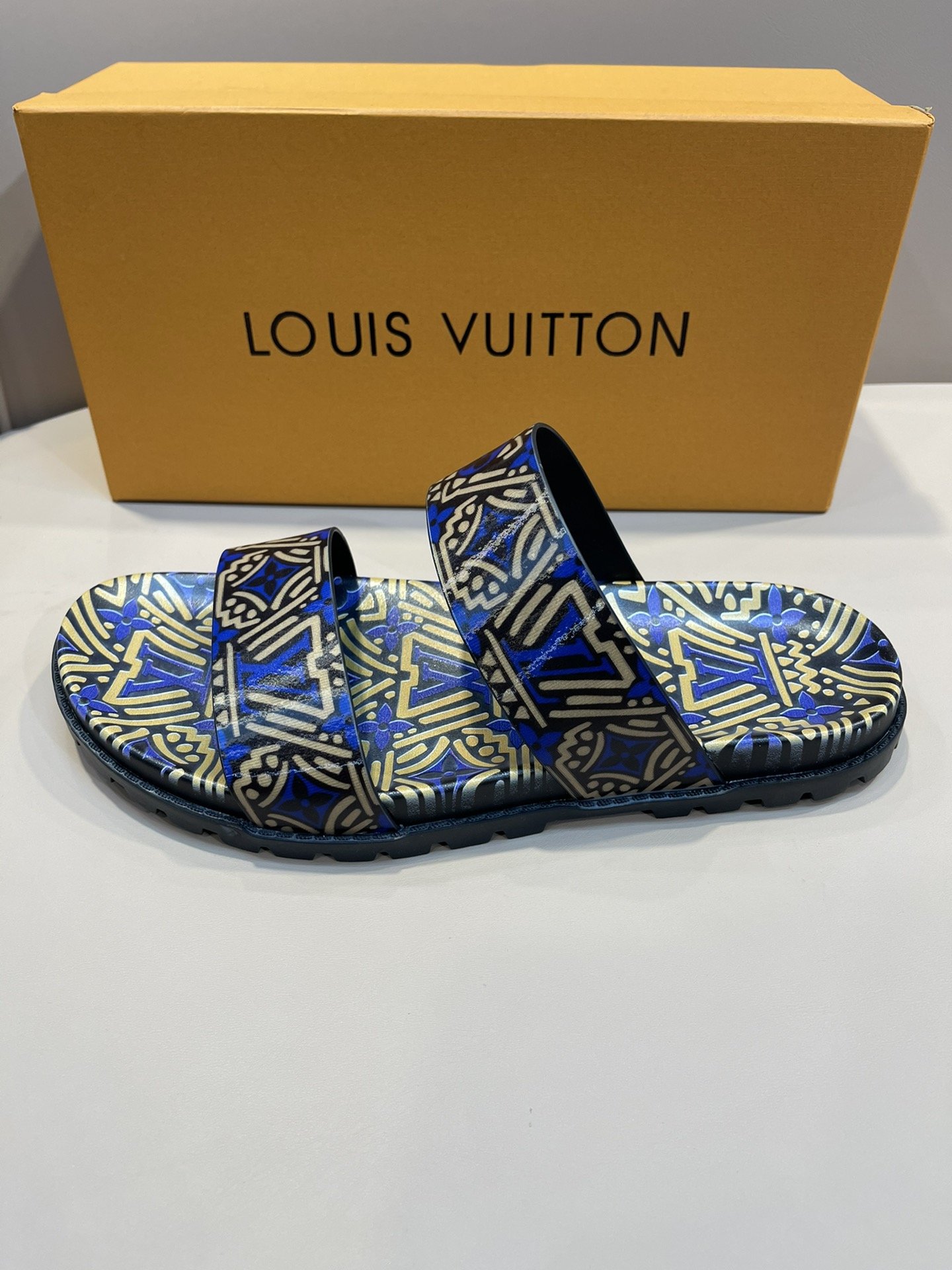 上質 大人気 ルイヴィトン Louis Vuitton サンダル 実物の写真 N品スーパーコピー代引き可能国内発送後払い安全必ず届く信用できるサイト