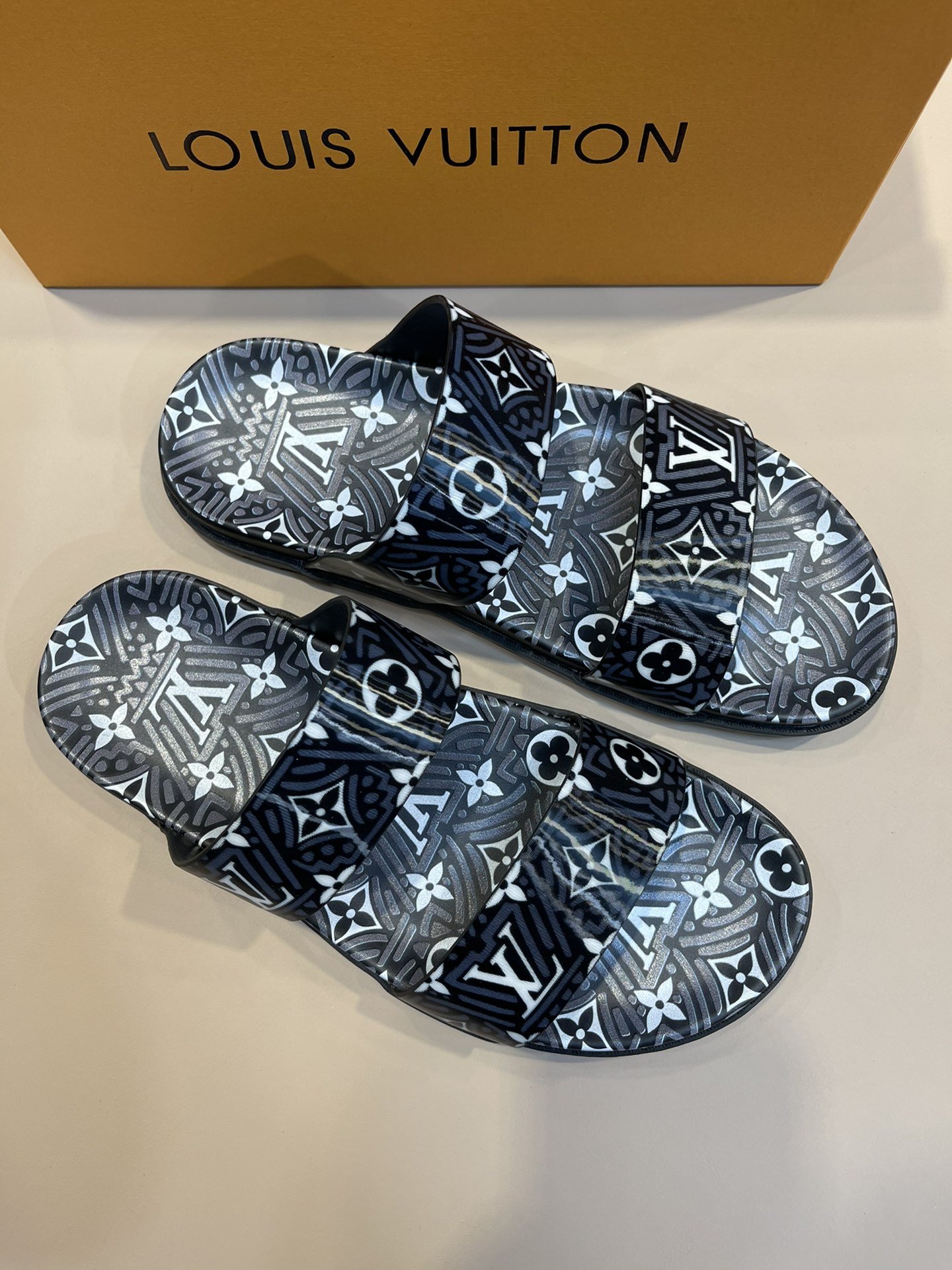 上質 大人気 ルイヴィトン Louis Vuitton サンダル 実物の写真 N品スーパーコピー代引き可能国内発送後払い安全必ず届く信用できるサイト