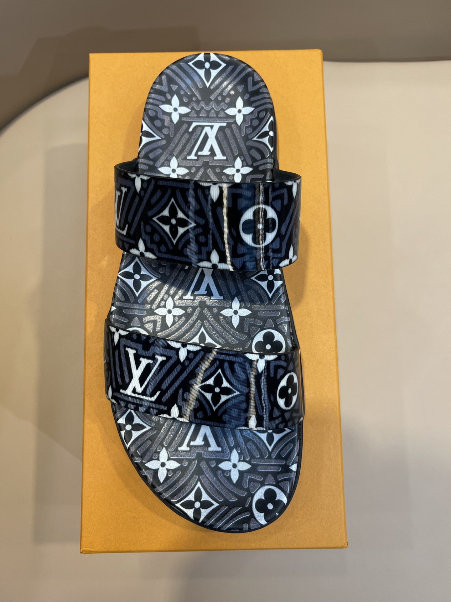 上質 大人気 ルイヴィトン Louis Vuitton サンダル 実物の写真 N品スーパーコピー代引き可能国内発送後払い安全必ず届く信用できるサイト