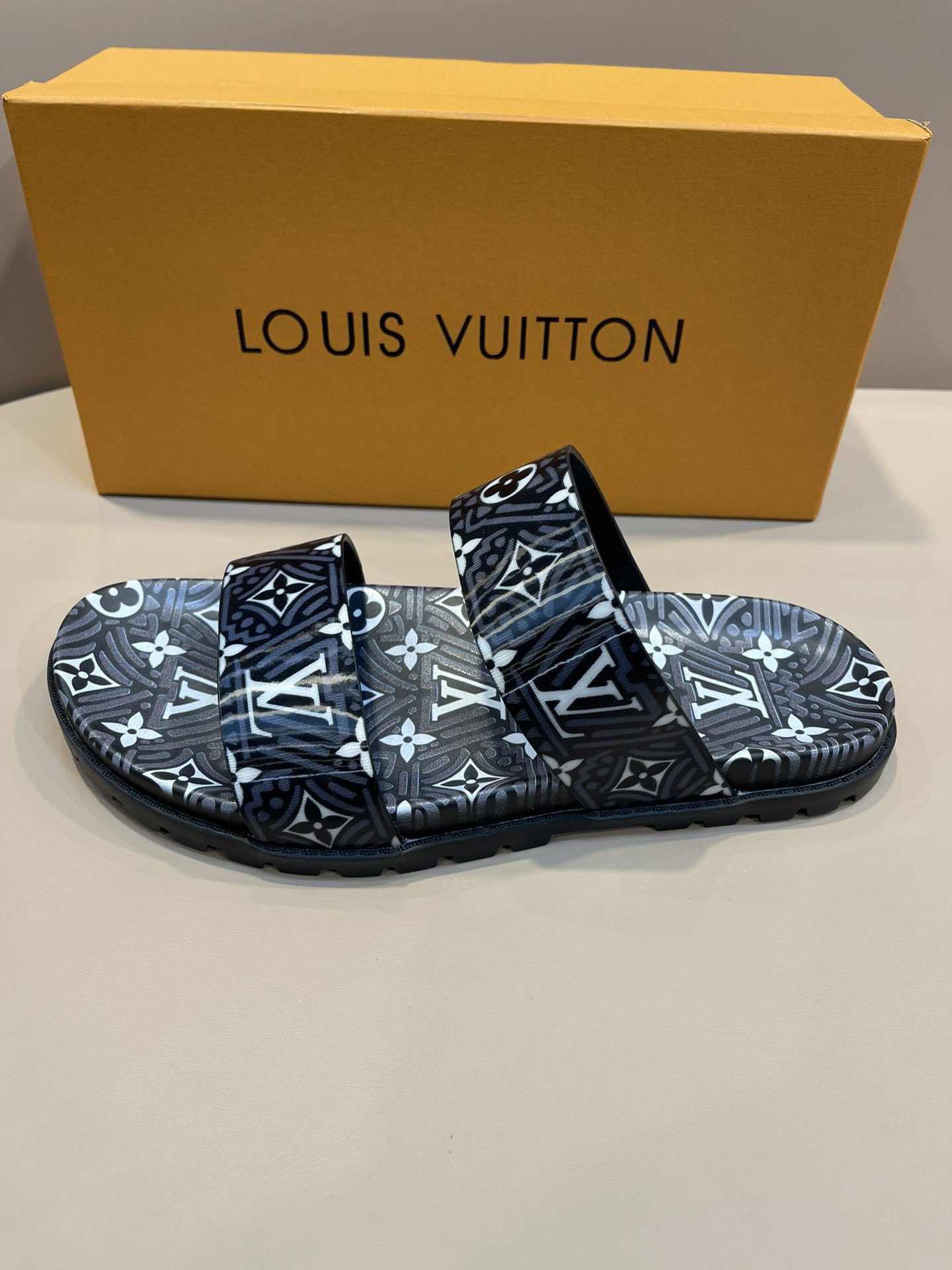 上質 大人気 ルイヴィトン Louis Vuitton サンダル 実物の写真 N品スーパーコピー代引き可能国内発送後払い安全必ず届く信用できるサイト