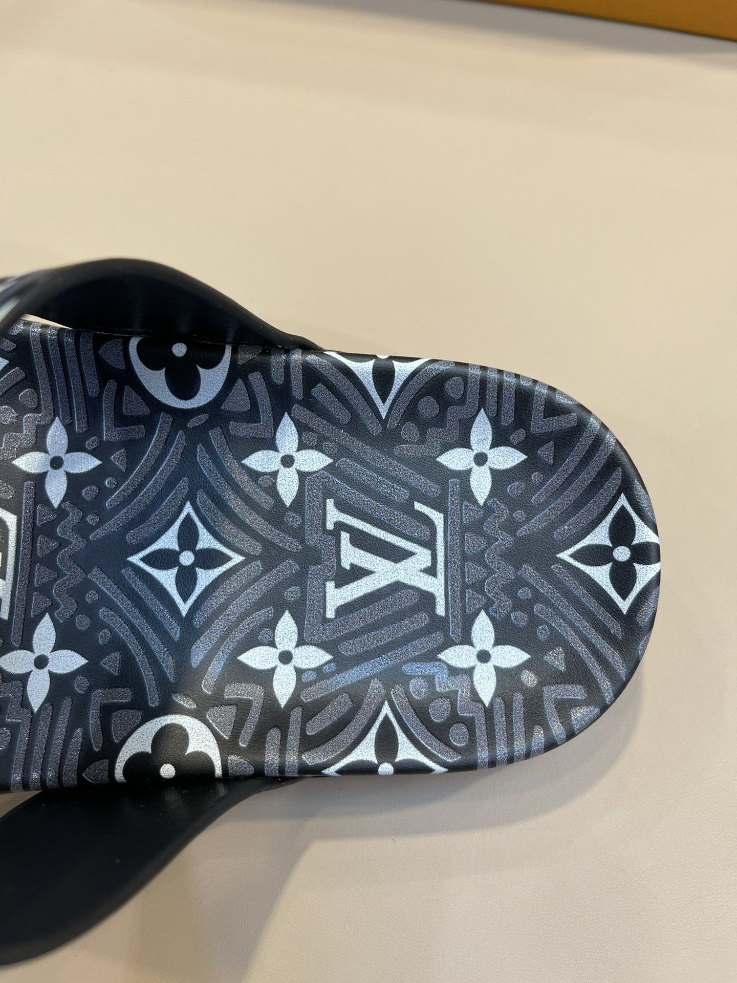 上質 大人気 ルイヴィトン Louis Vuitton サンダル 実物の写真 N品スーパーコピー代引き可能国内発送後払い安全必ず届く信用できるサイト