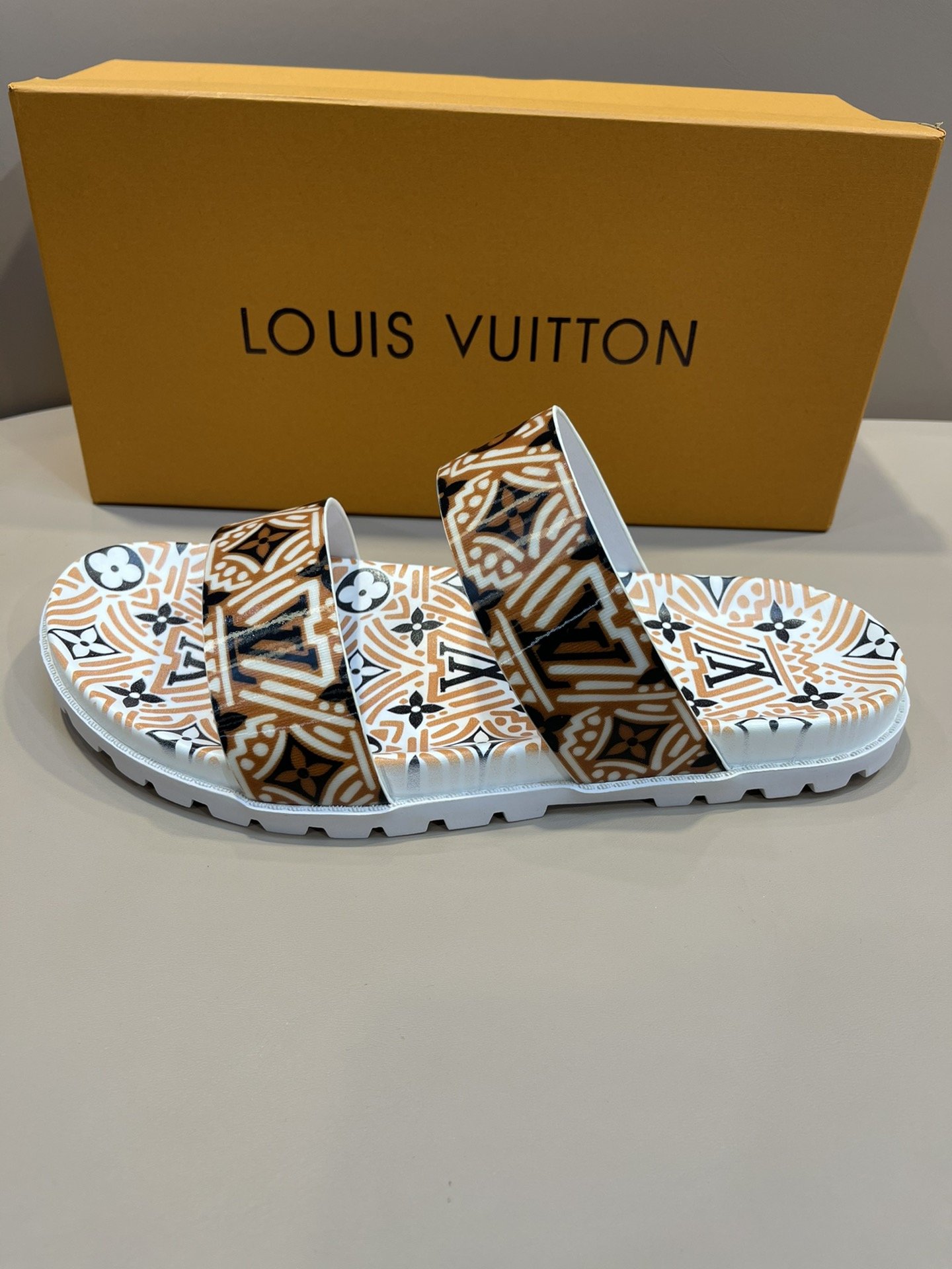 上質 大人気 ルイヴィトン Louis Vuitton サンダル 実物の写真 N品スーパーコピー代引き可能国内発送後払い安全必ず届く信用できるサイト